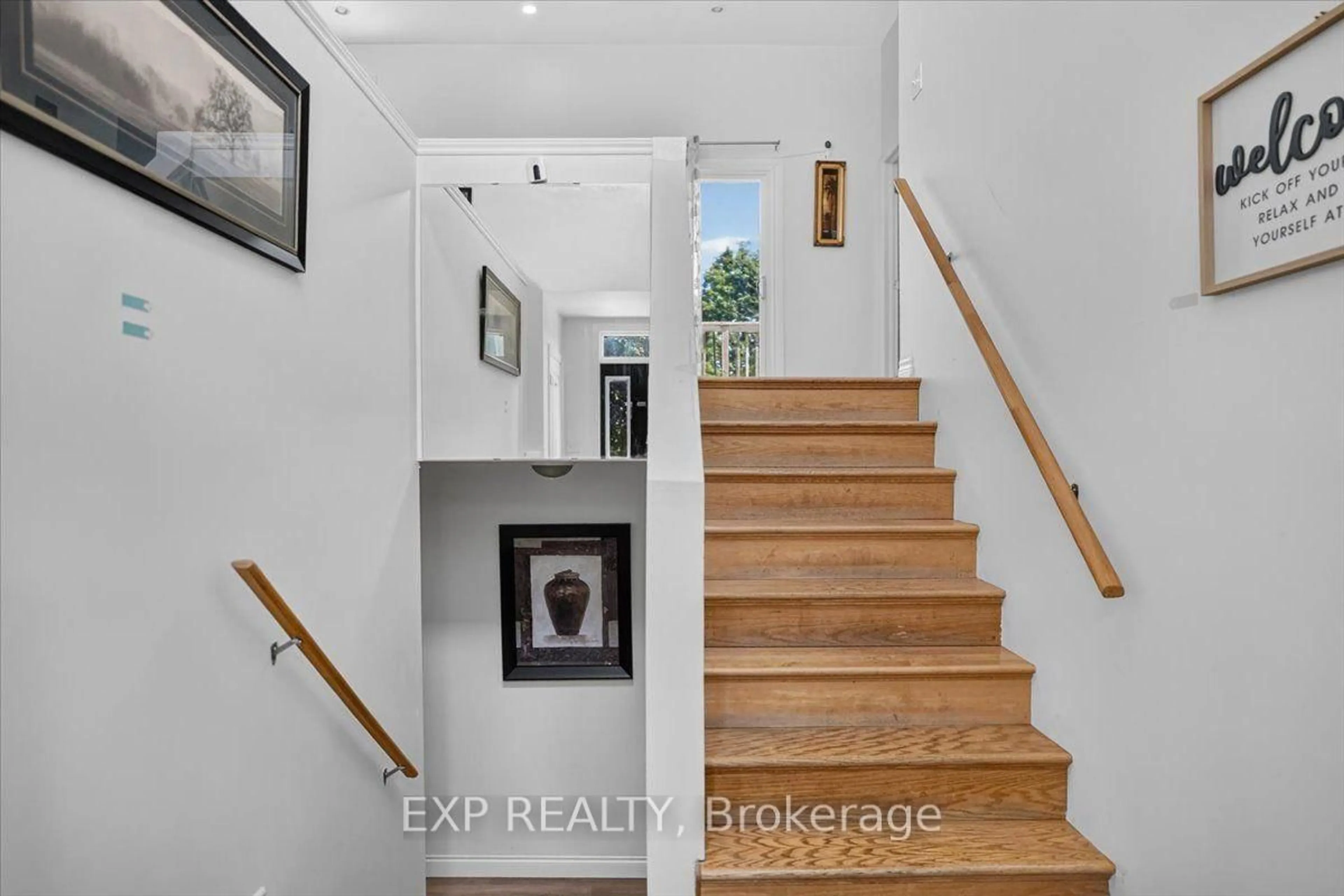 Indoor entryway for 140 Boullee St, London East Ontario N5Y 1T7