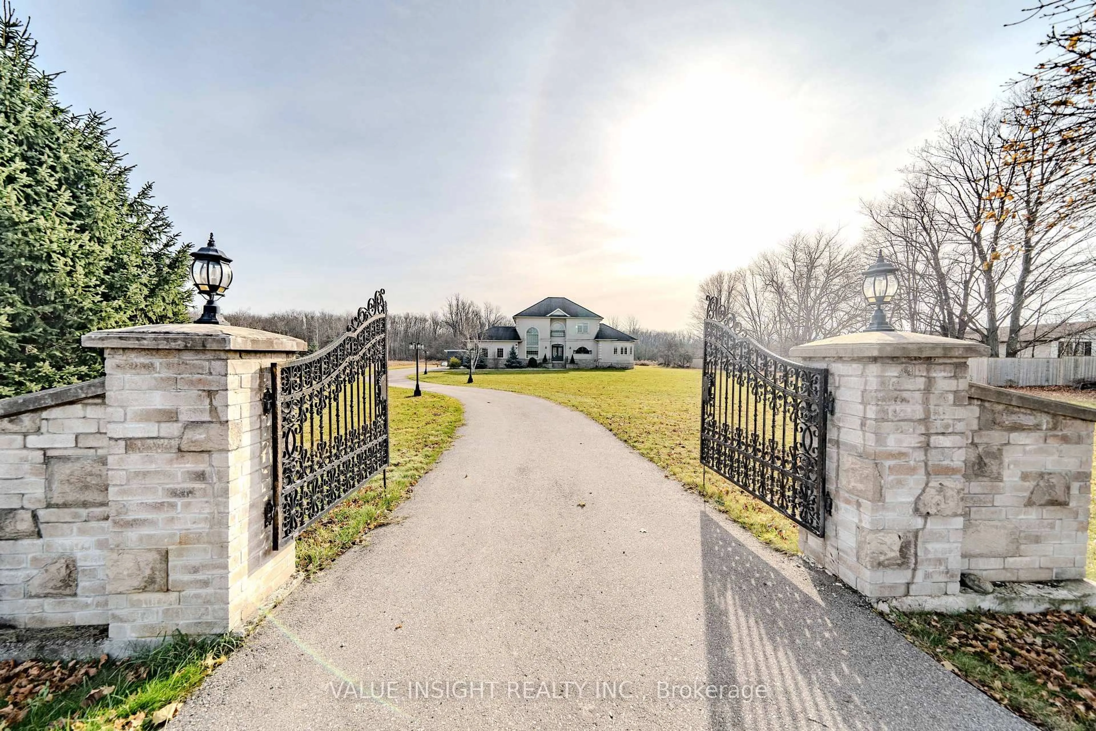 A pic from outside/outdoor area/front of a property/back of a property/a pic from drone, street for 166 Campbellville Rd, Hamilton Ontario L0P 1B0