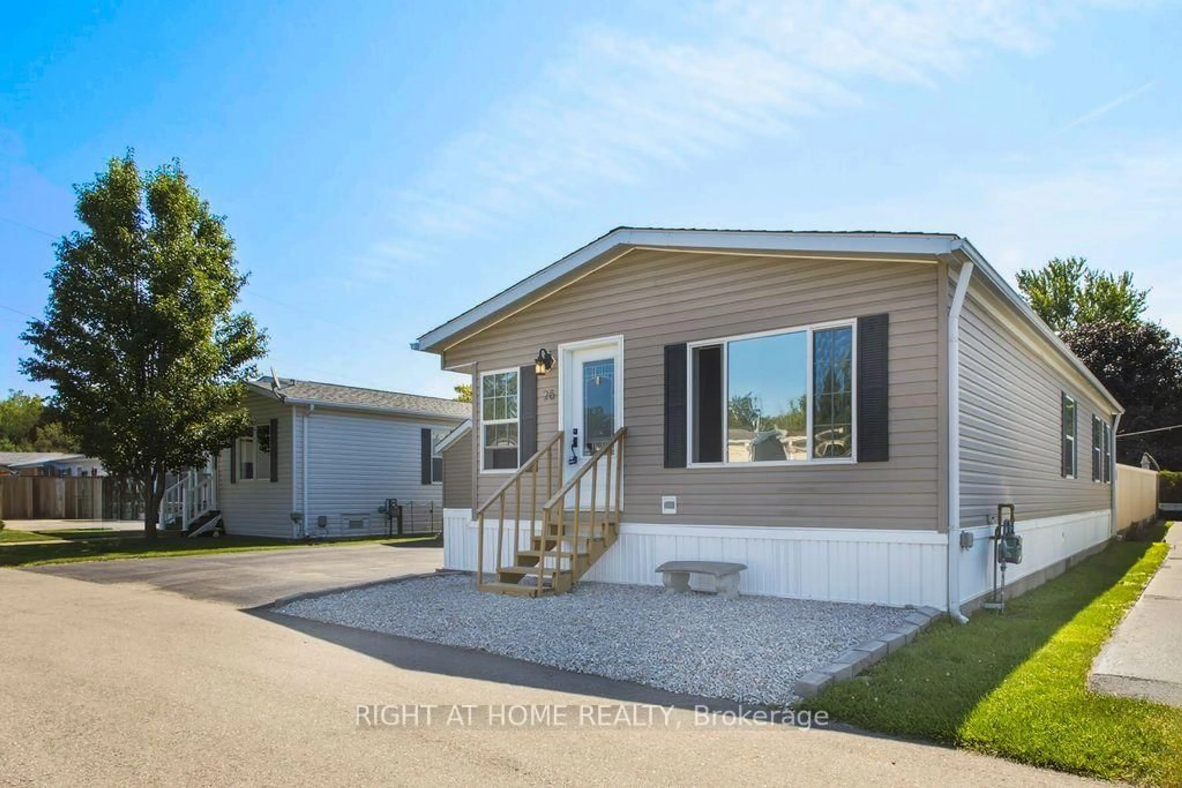 Home with vinyl exterior material, water/lake/river/ocean view for 26 Elm St, Puslinch Ontario N0B 2J0