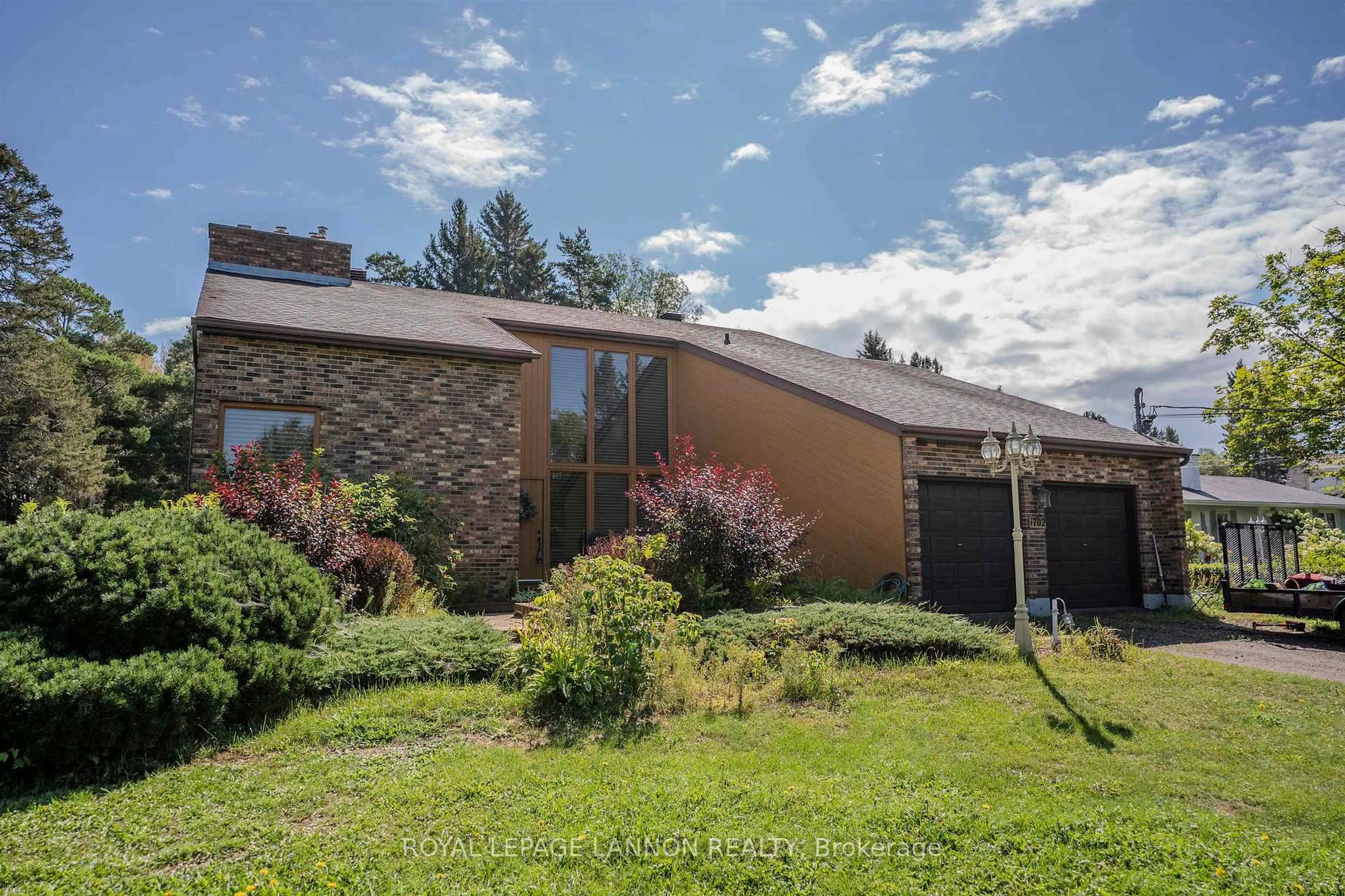 A pic from outside/outdoor area/front of a property/back of a property/a pic from drone, unknown for 1702 Glenwood Cres, Thunder Bay Ontario P7K 1N3