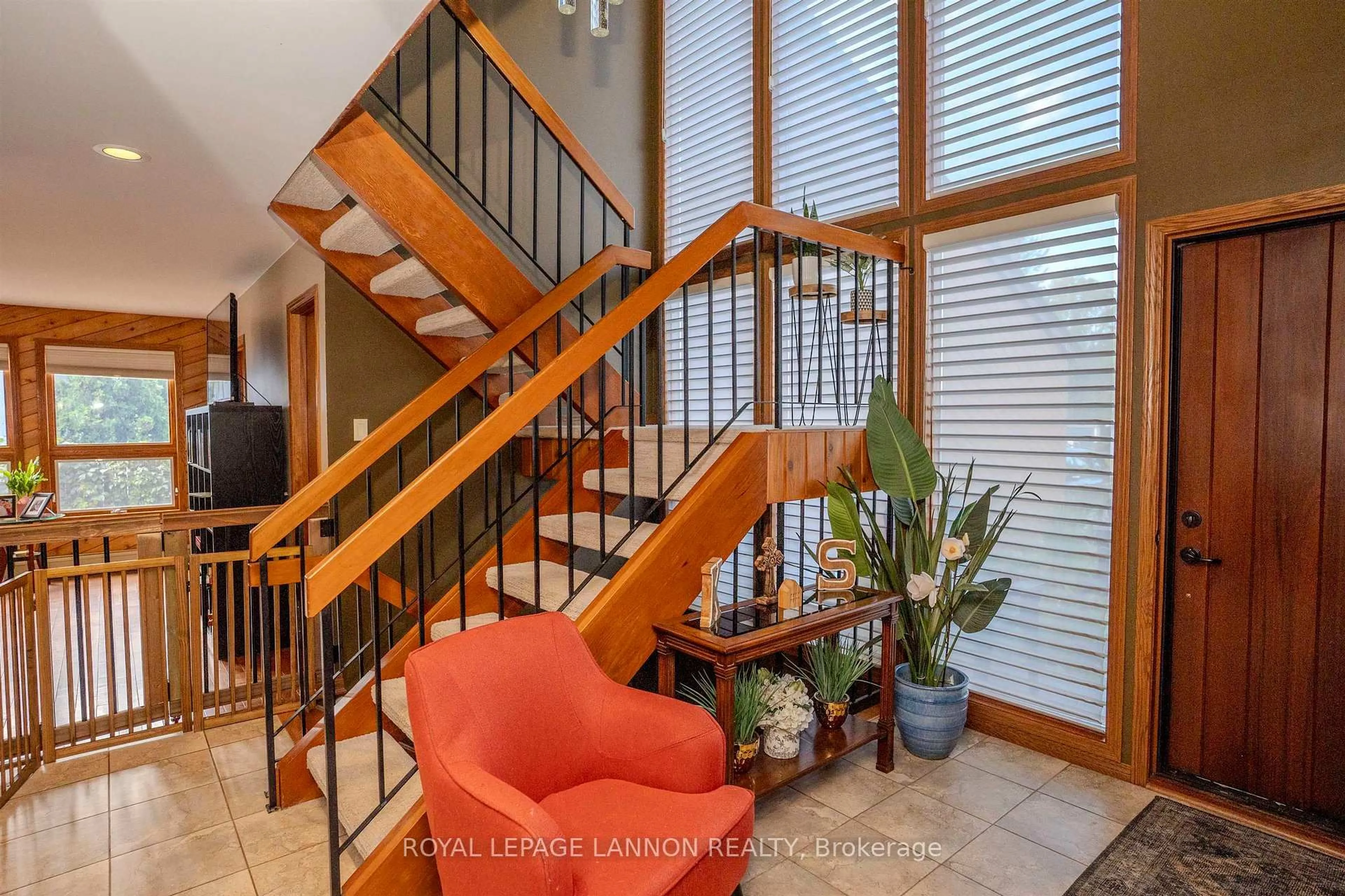 Indoor foyer for 1702 Glenwood Cres, Thunder Bay Ontario P7K 1N3