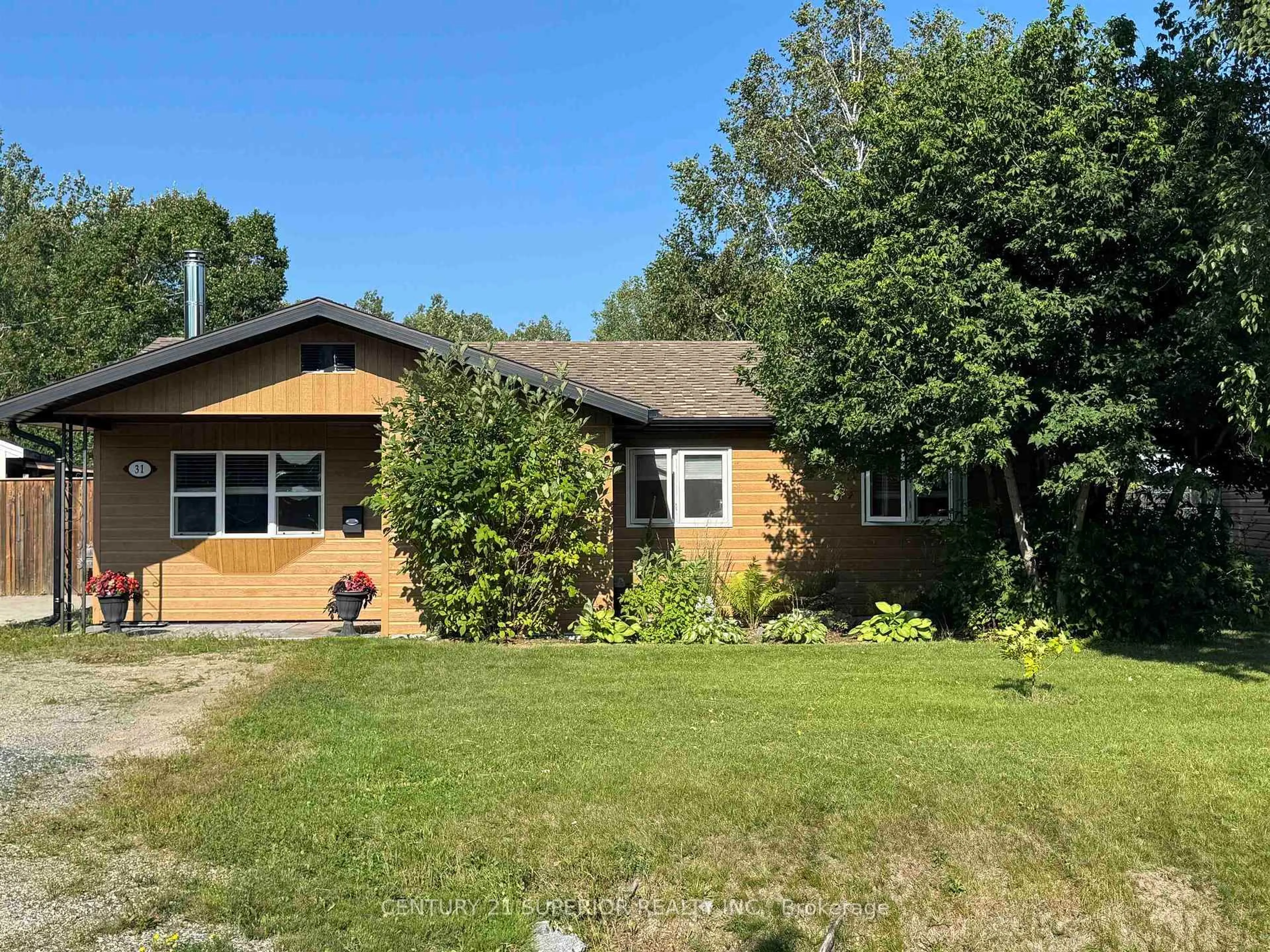 A pic from outside/outdoor area/front of a property/back of a property/a pic from drone, street for 31 Heron Dr, Manitouwadge Ontario P0T 2C0