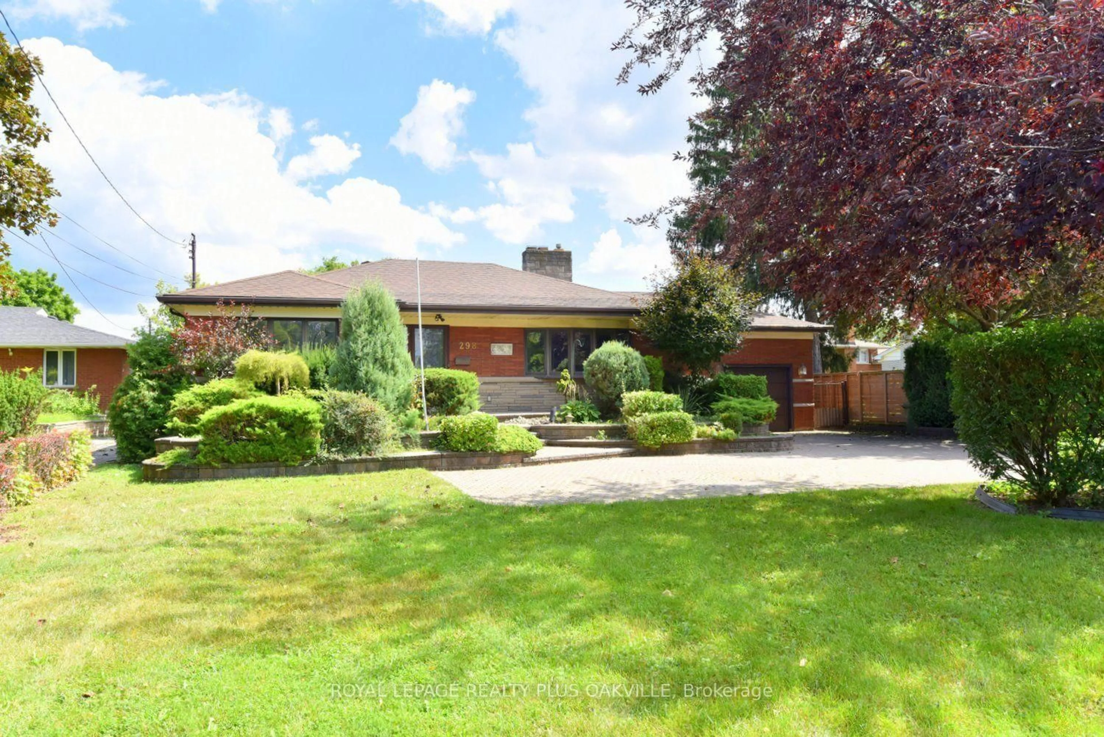 A pic from outside/outdoor area/front of a property/back of a property/a pic from drone, street for 298 Pottruff Rd, Hamilton Ontario L8H 2M4