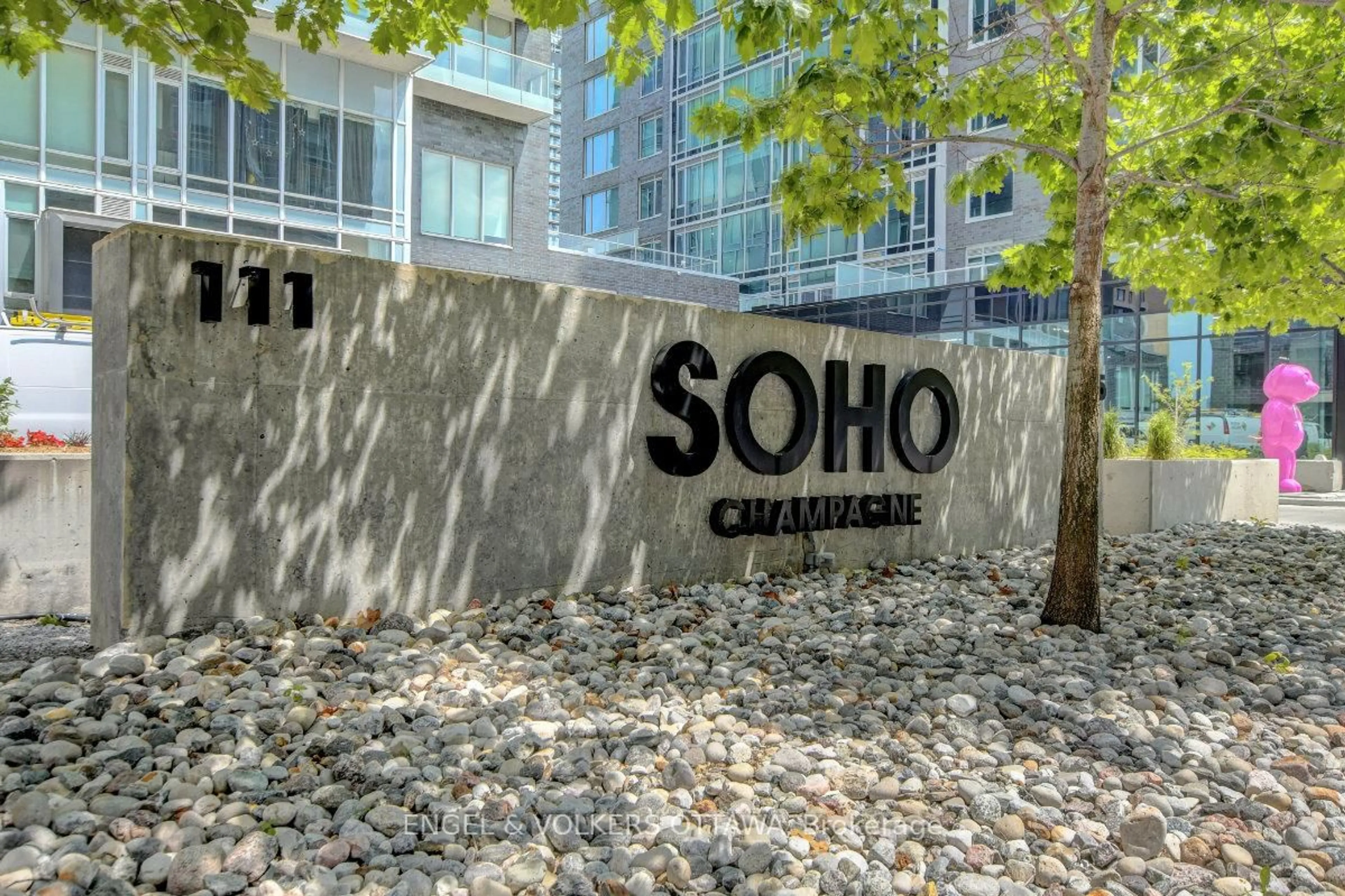 Patio, street for 111 Champagne Ave #610, Ottawa Ontario K1S 5V3
