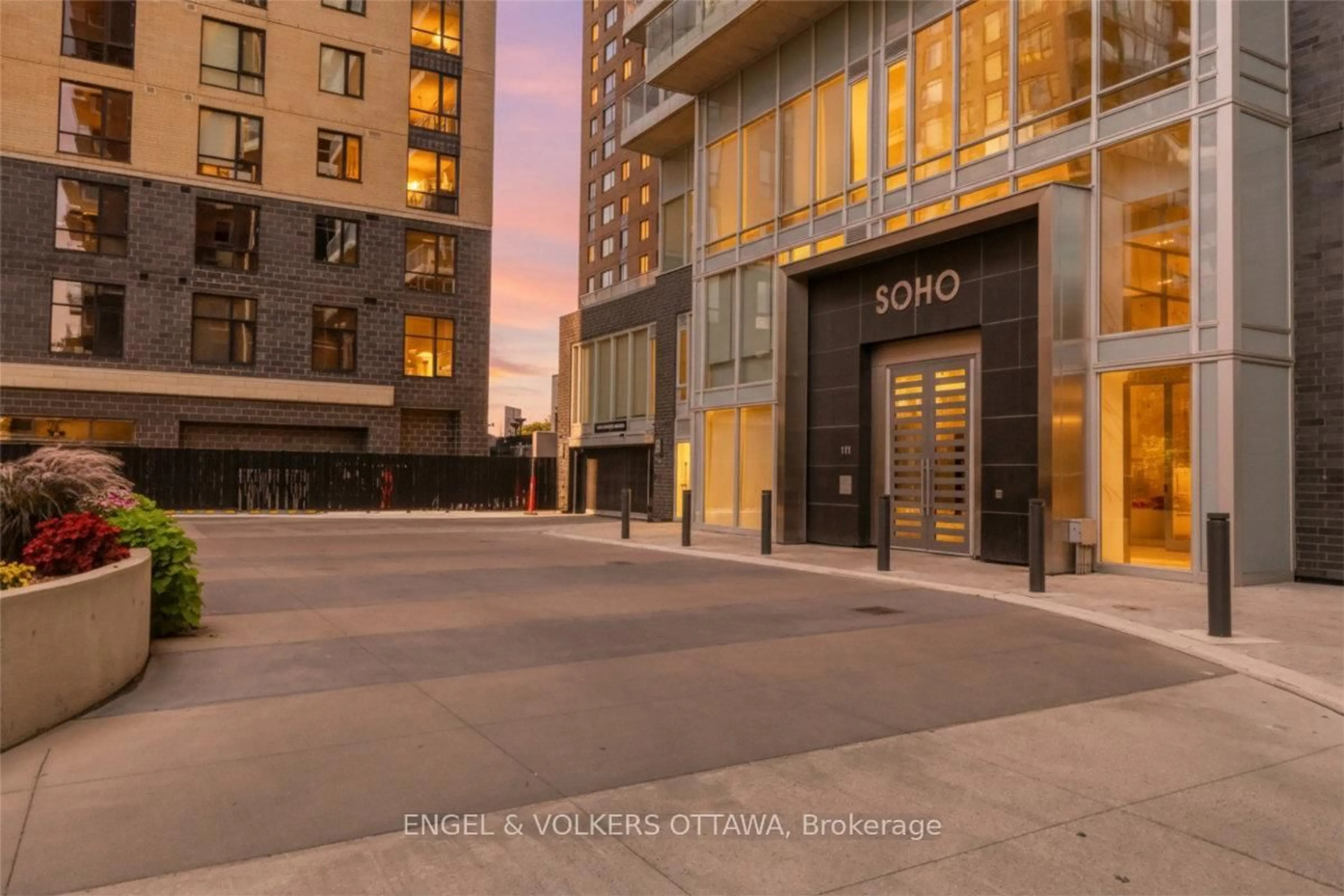 Patio, building for 111 Champagne Ave #610, Ottawa Ontario K1S 5V3