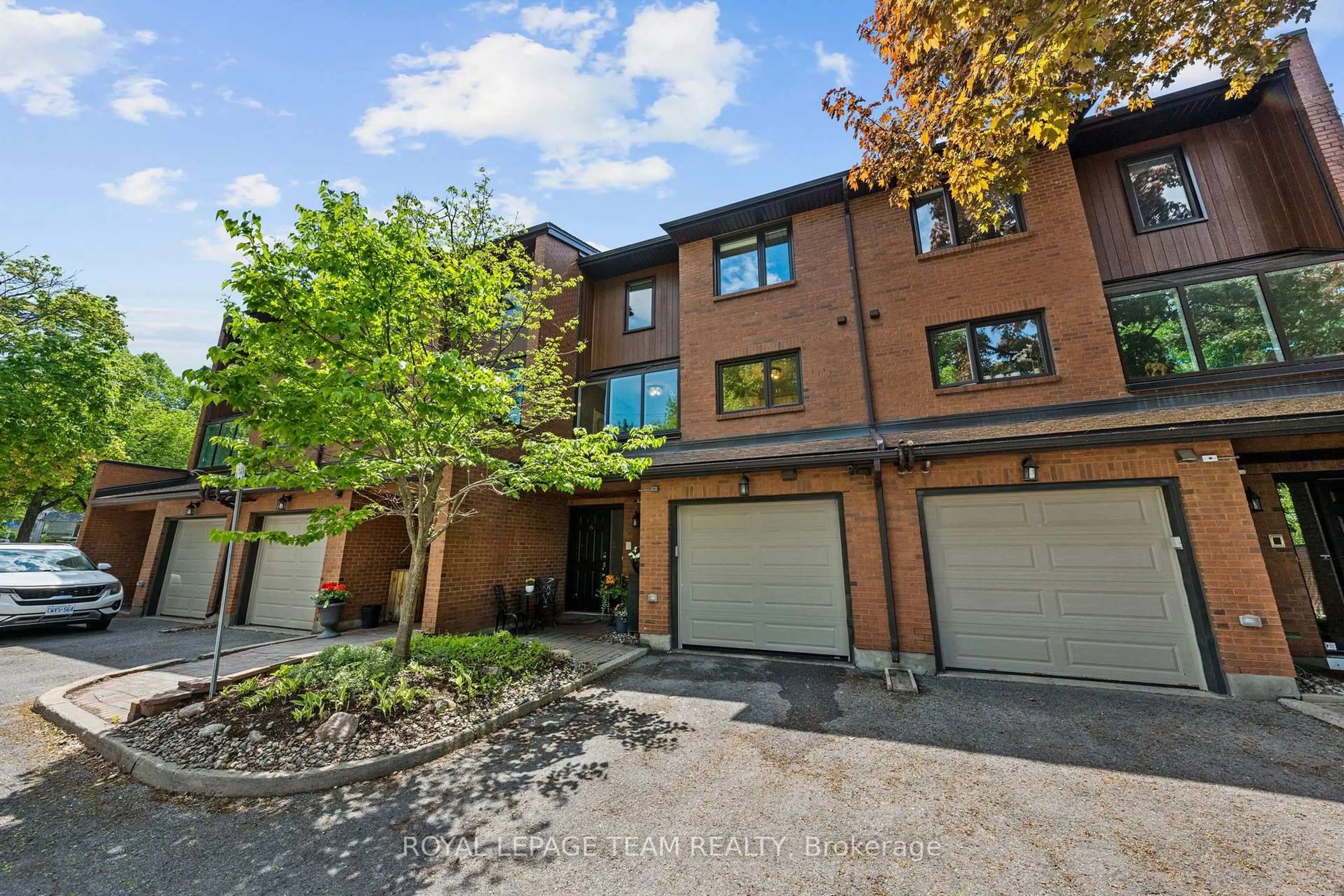 A pic from outside/outdoor area/front of a property/back of a property/a pic from drone, street for 625 Richmond Rd #6, Ottawa Ontario K2A 0G6