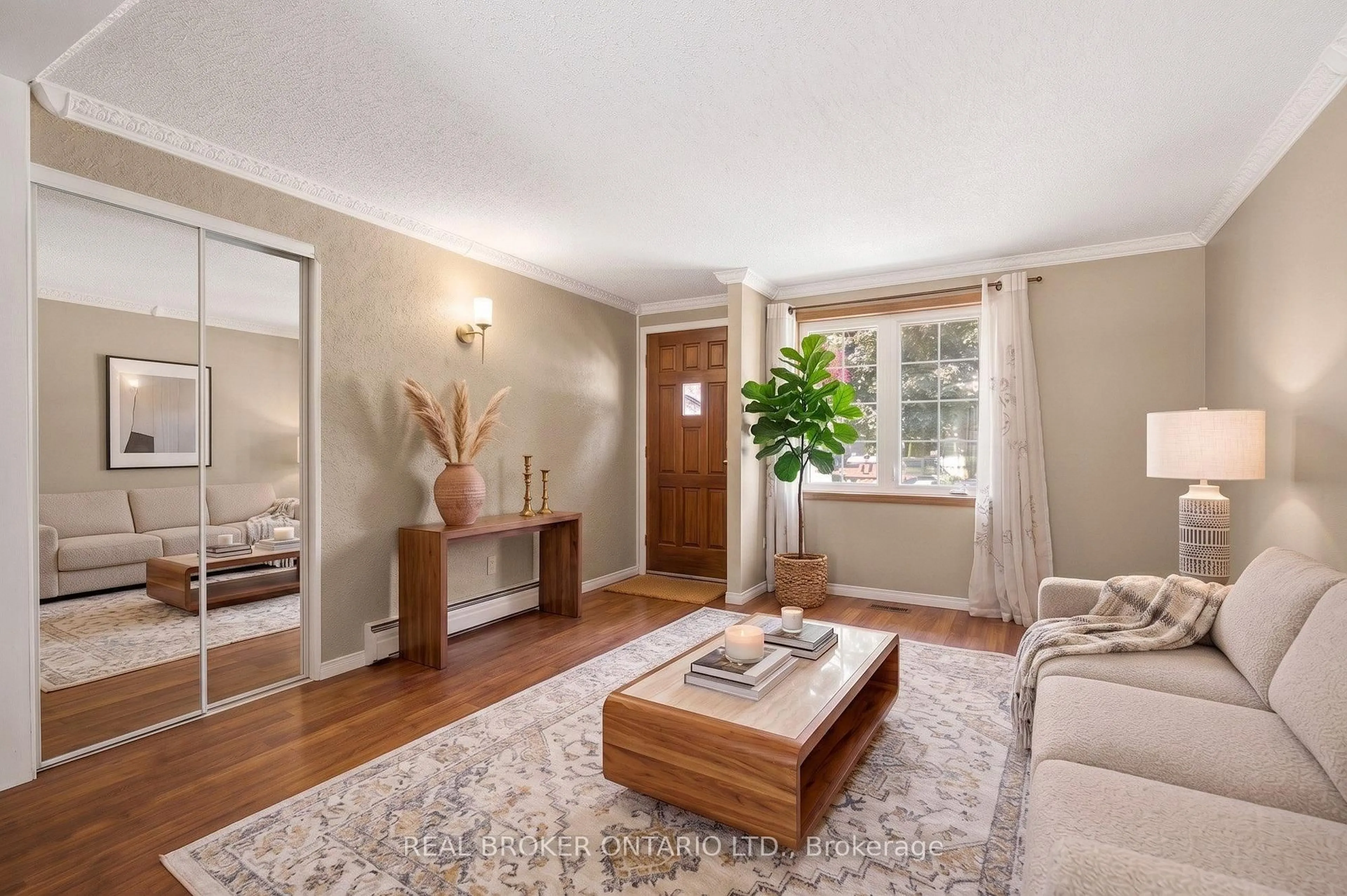Living room with furniture, unknown for 162 Tiffany St, Cambridge Ontario N3H 4G6