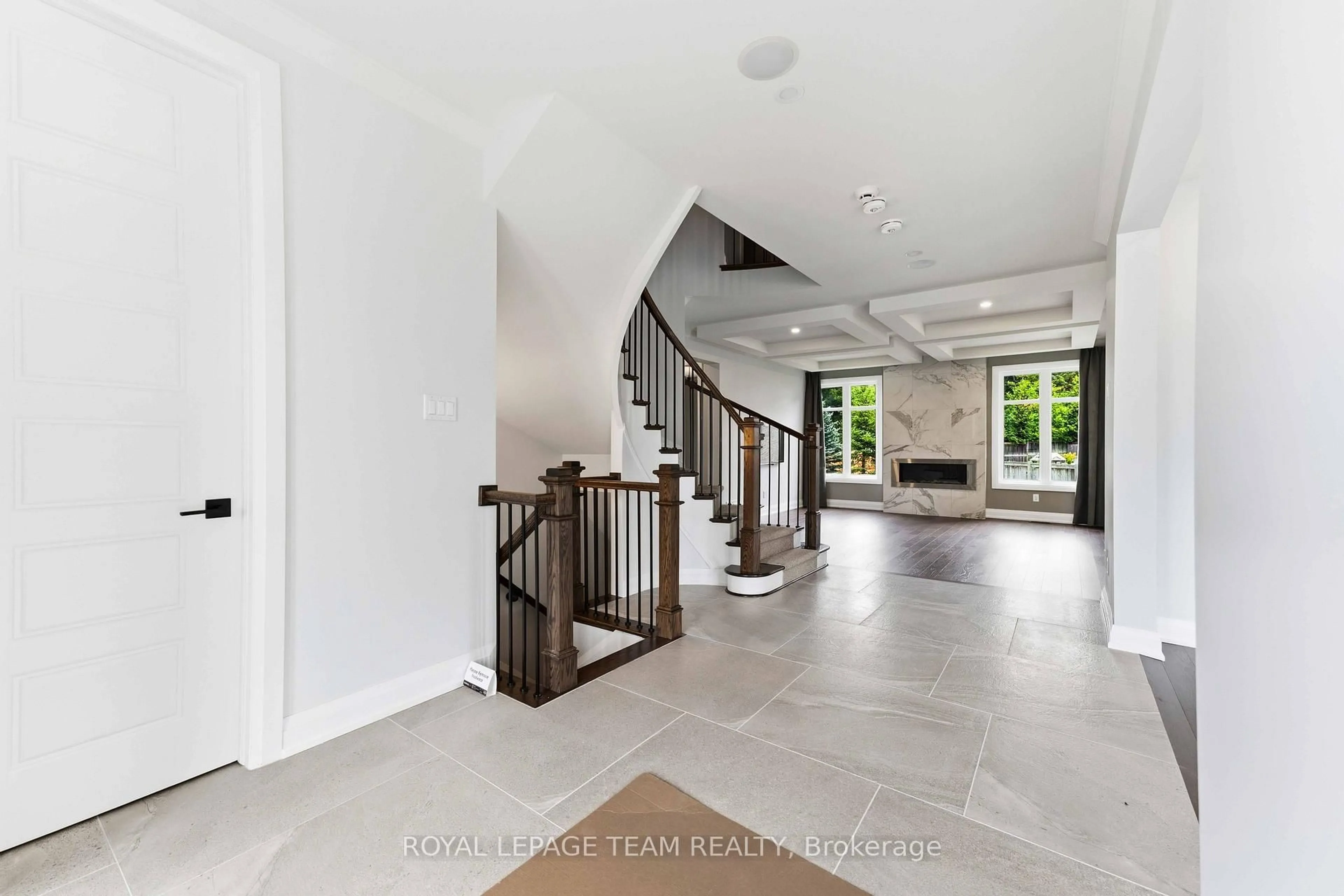 Indoor entryway for 521 Bridgeport Ave, Ottawa Ontario K4M 0E9