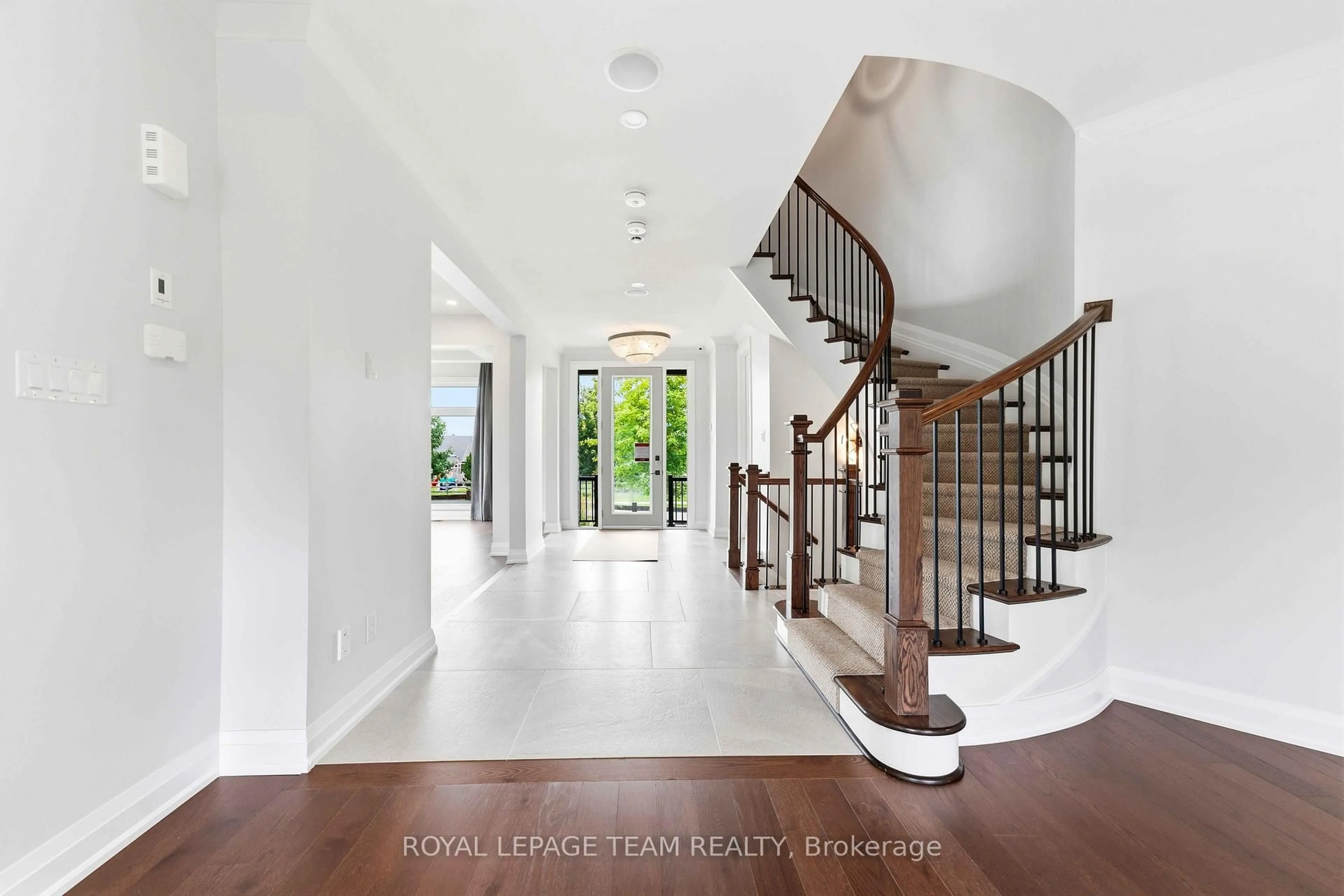 Indoor entryway for 521 Bridgeport Ave, Ottawa Ontario K4M 0E9