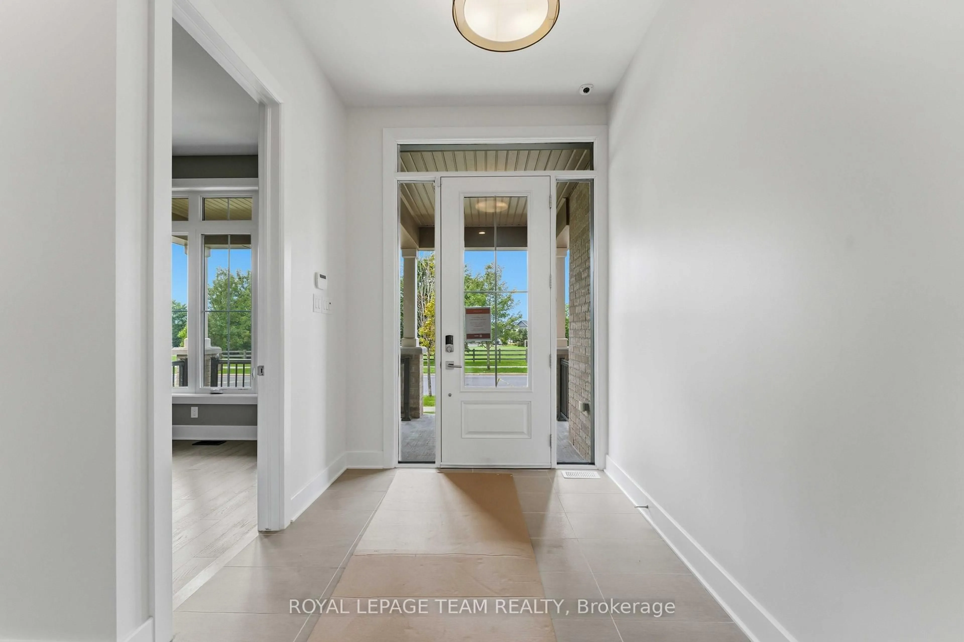 Indoor entryway for 517 Bridgeport Ave, Ottawa Ontario K4M 0E9