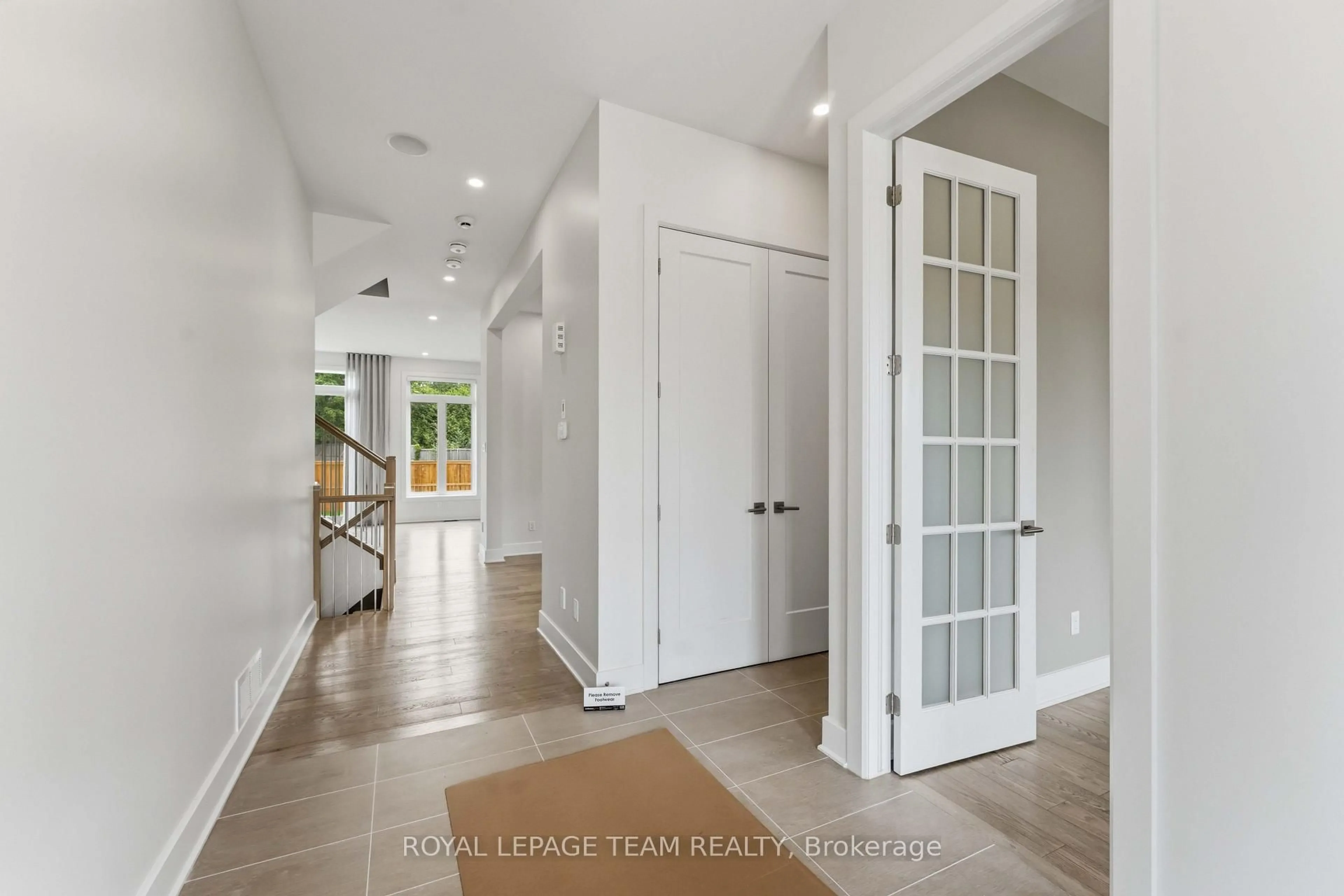 Indoor entryway for 517 Bridgeport Ave, Ottawa Ontario K4M 0E9