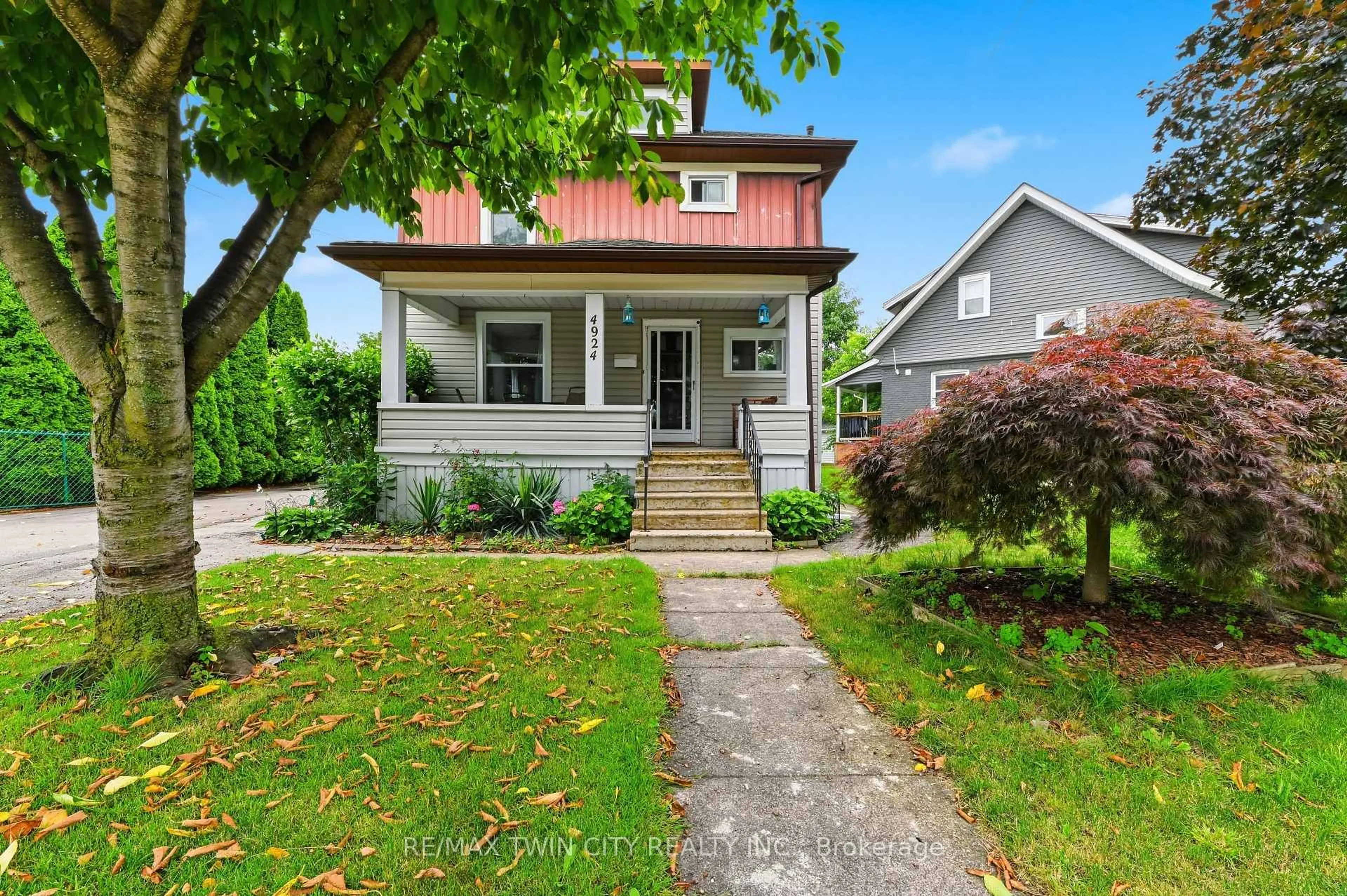Home with vinyl exterior material, street for 4924 Hunter St, Niagara Falls Ontario L2G 3M6