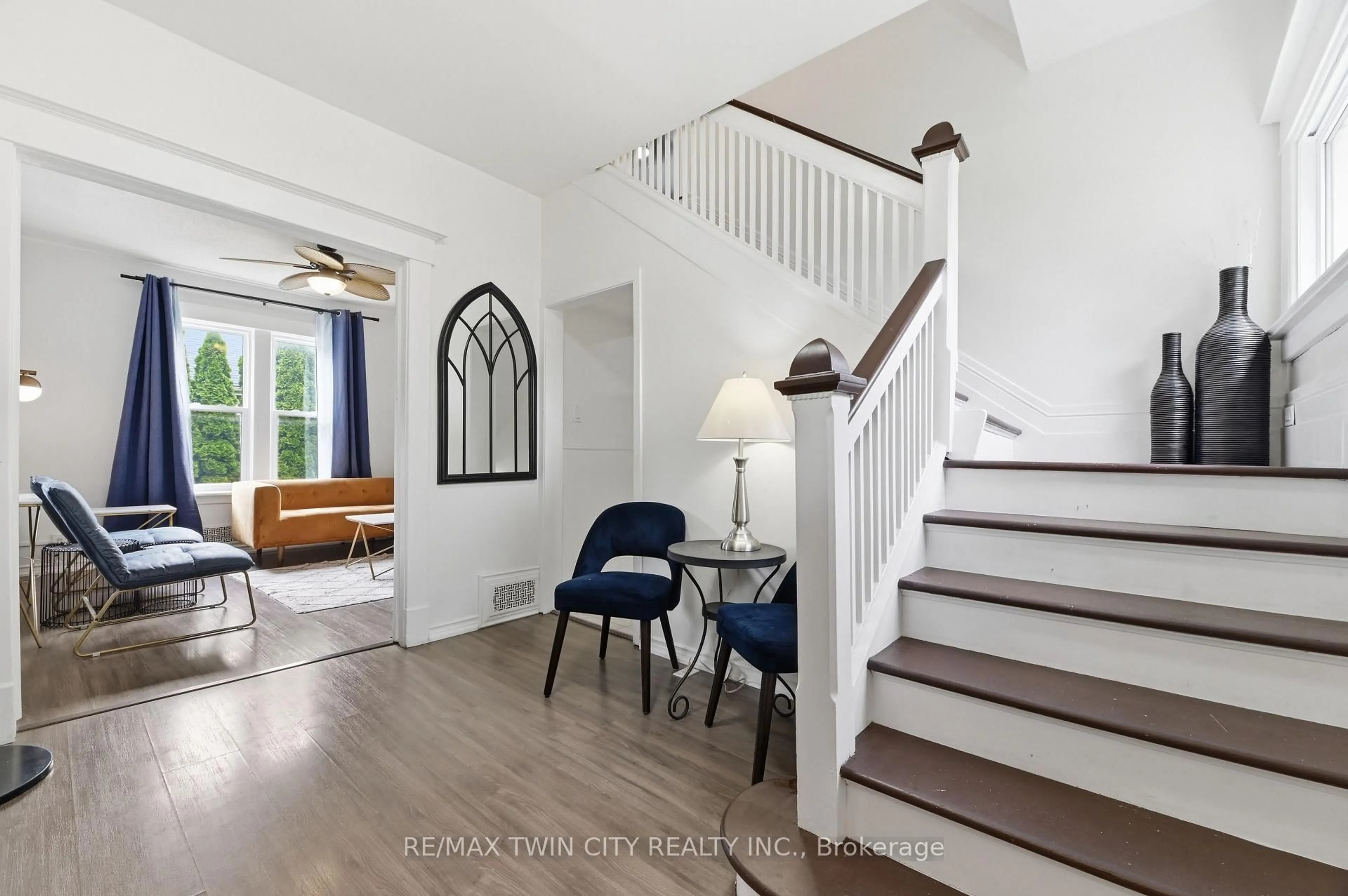 Indoor entryway for 4924 Hunter St, Niagara Falls Ontario L2G 3M6