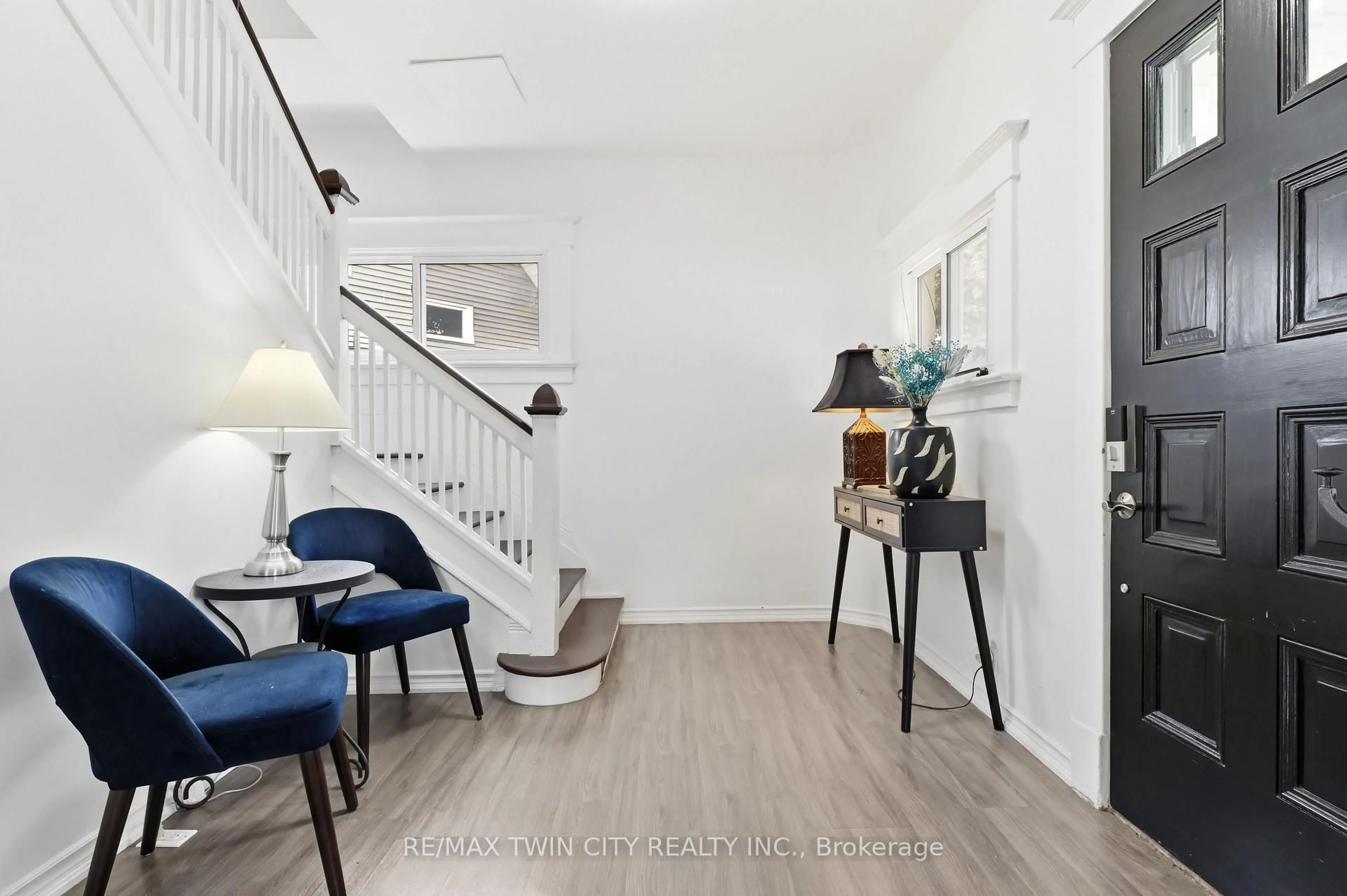 Indoor entryway for 4924 Hunter St, Niagara Falls Ontario L2G 3M6
