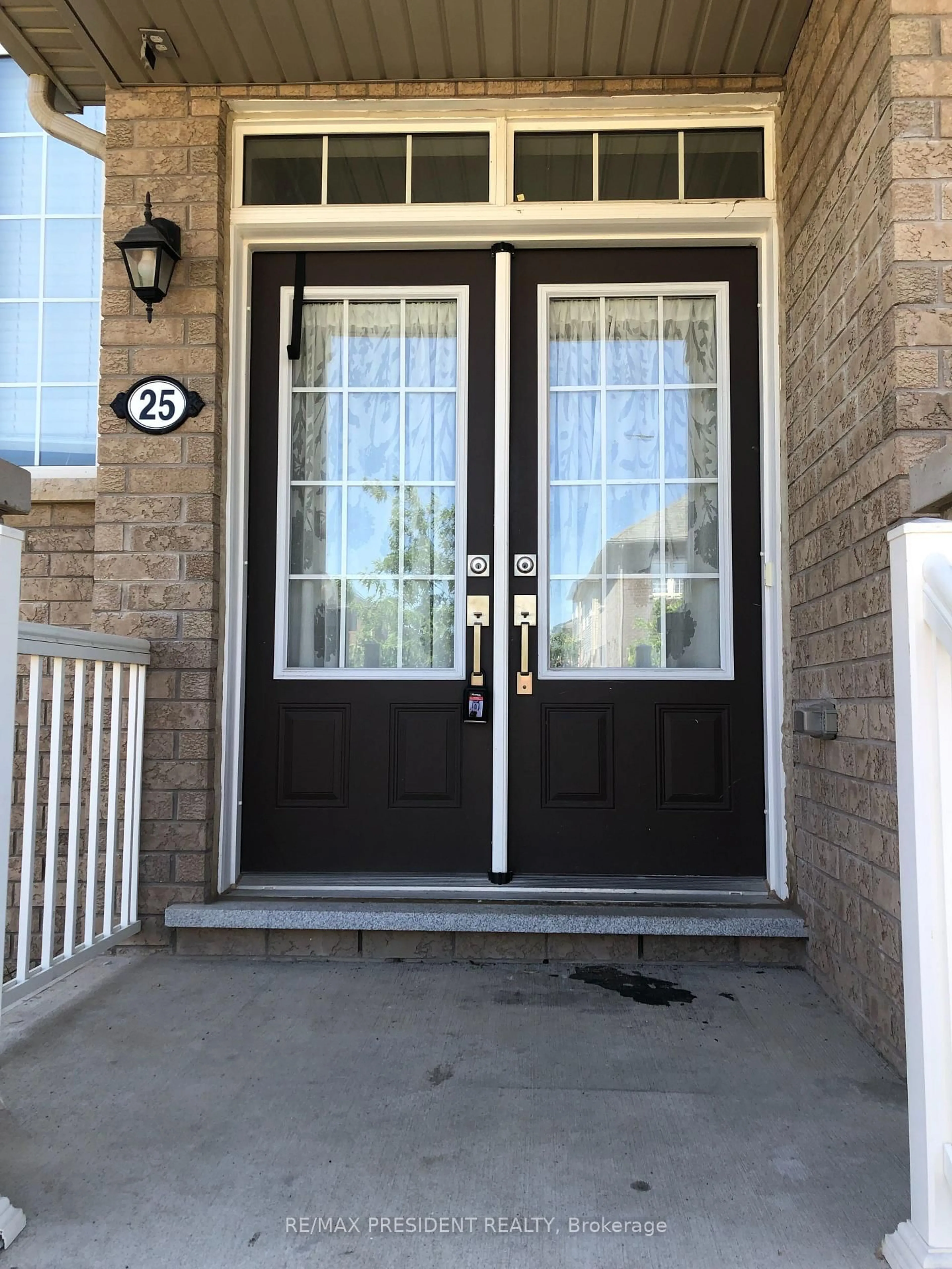 Indoor entryway for 25 Seanesy Dr, Thorold Ontario L3B 0G5