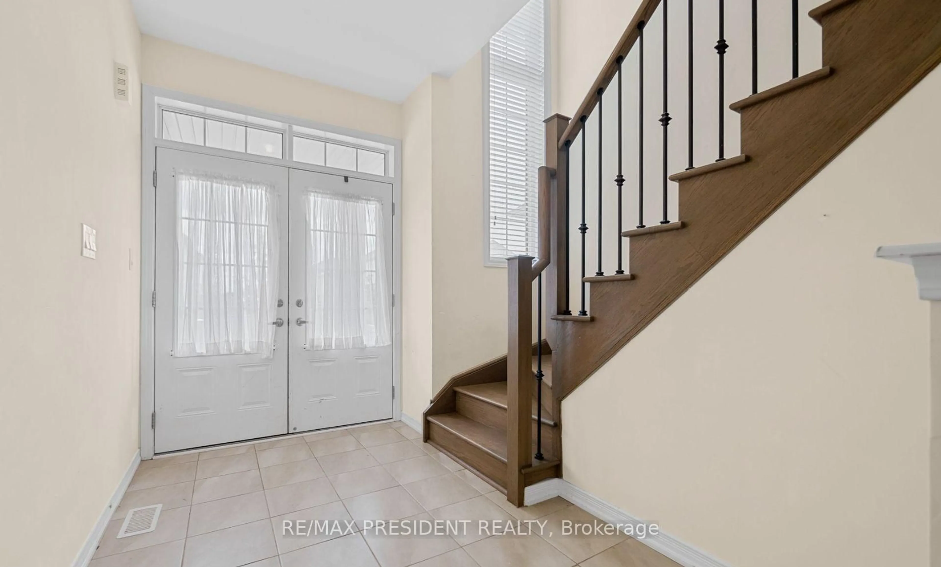 Indoor entryway for 25 Seanesy Dr, Thorold Ontario L3B 0G5