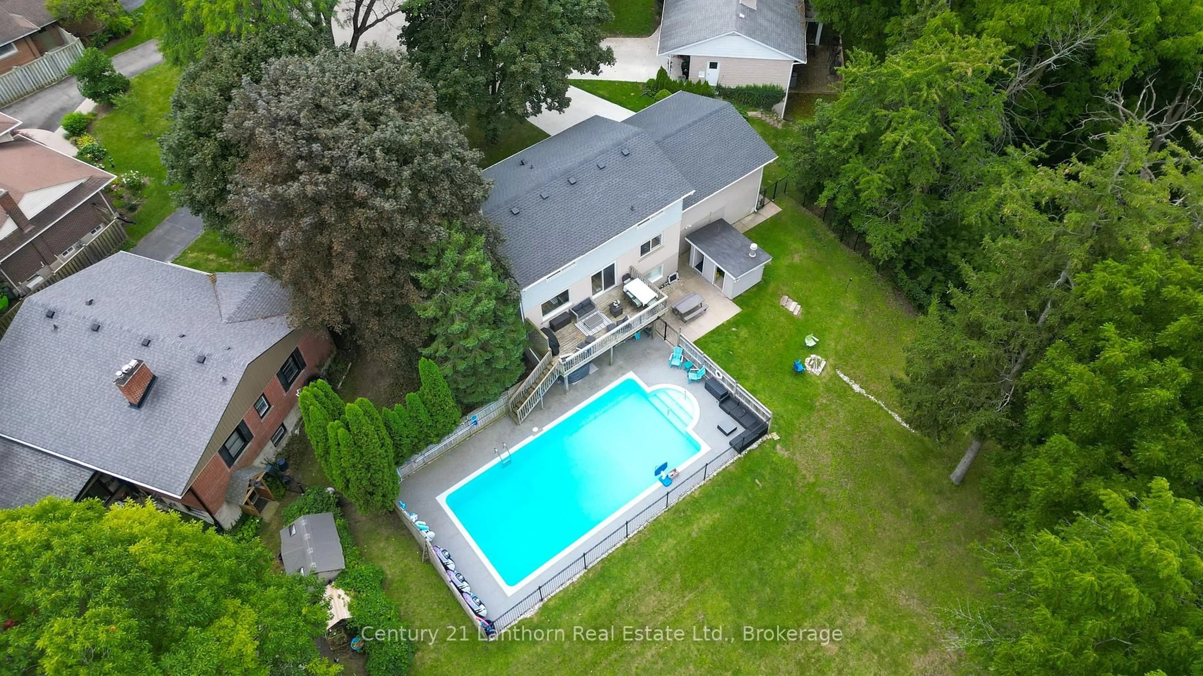 A pic from outside/outdoor area/front of a property/back of a property/a pic from drone, unknown for 23 West Cove, Cambridge Ontario N1S 3R6