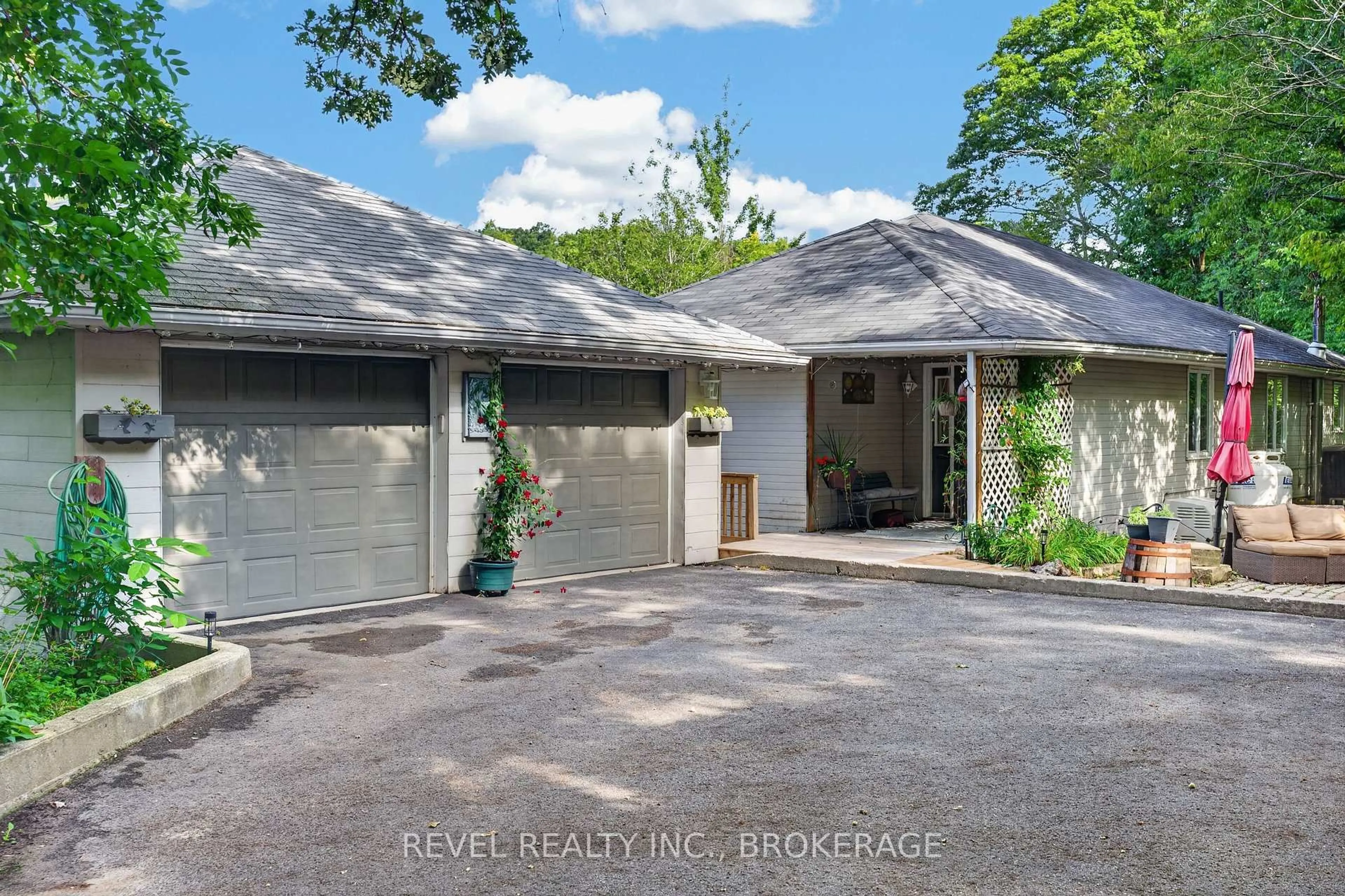Indoor garage for 5383 Rideau Rd, Seeley's Bay Ontario K0H 2N0