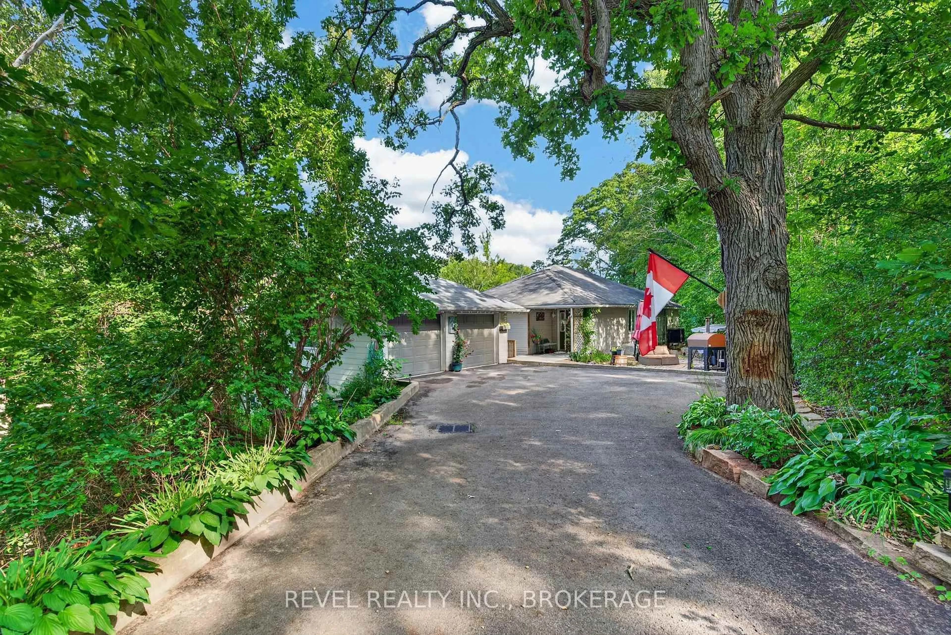 A pic from outside/outdoor area/front of a property/back of a property/a pic from drone, street for 5383 Rideau Rd, Seeley's Bay Ontario K0H 2N0