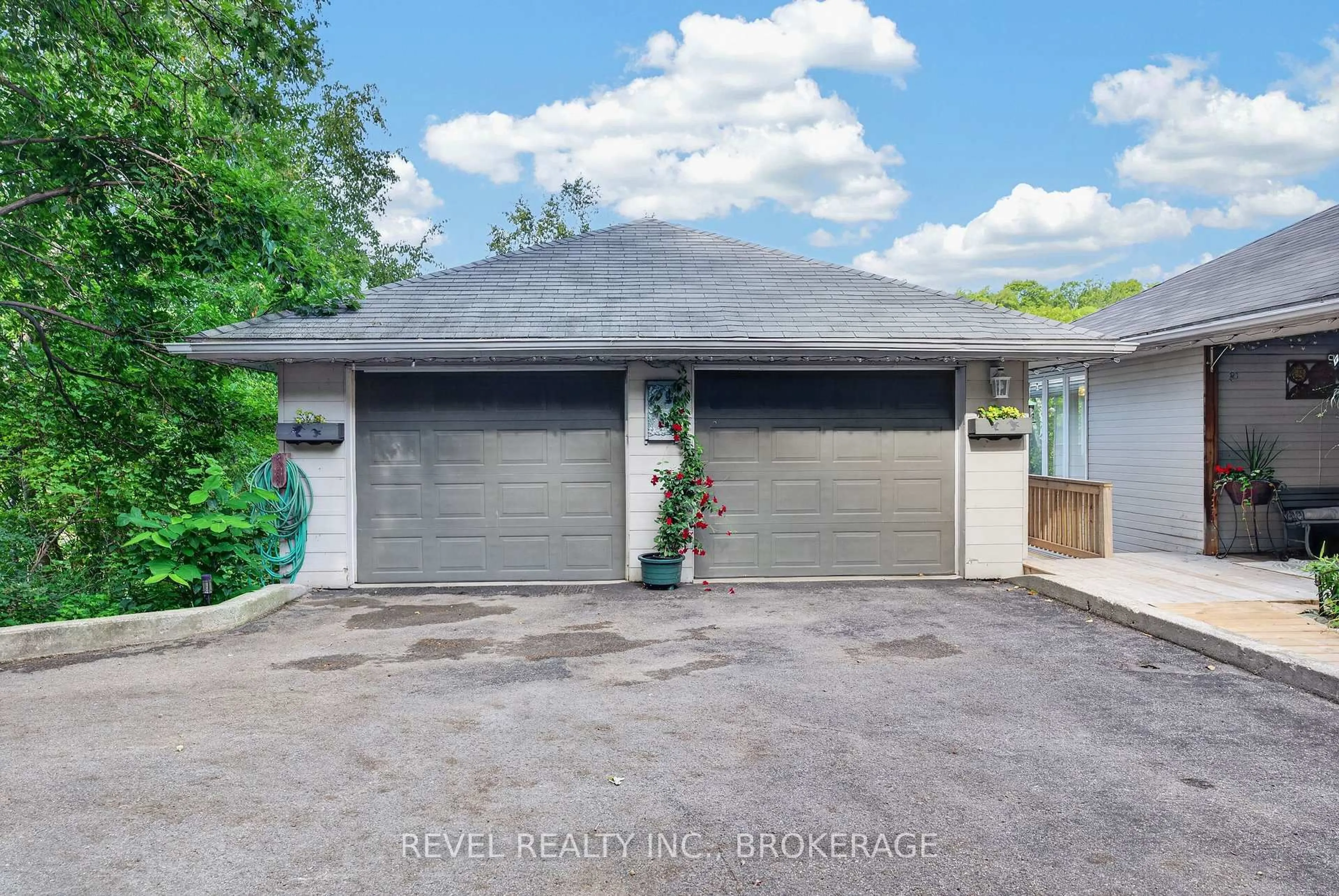Indoor garage for 5383 Rideau Rd, Seeley's Bay Ontario K0H 2N0