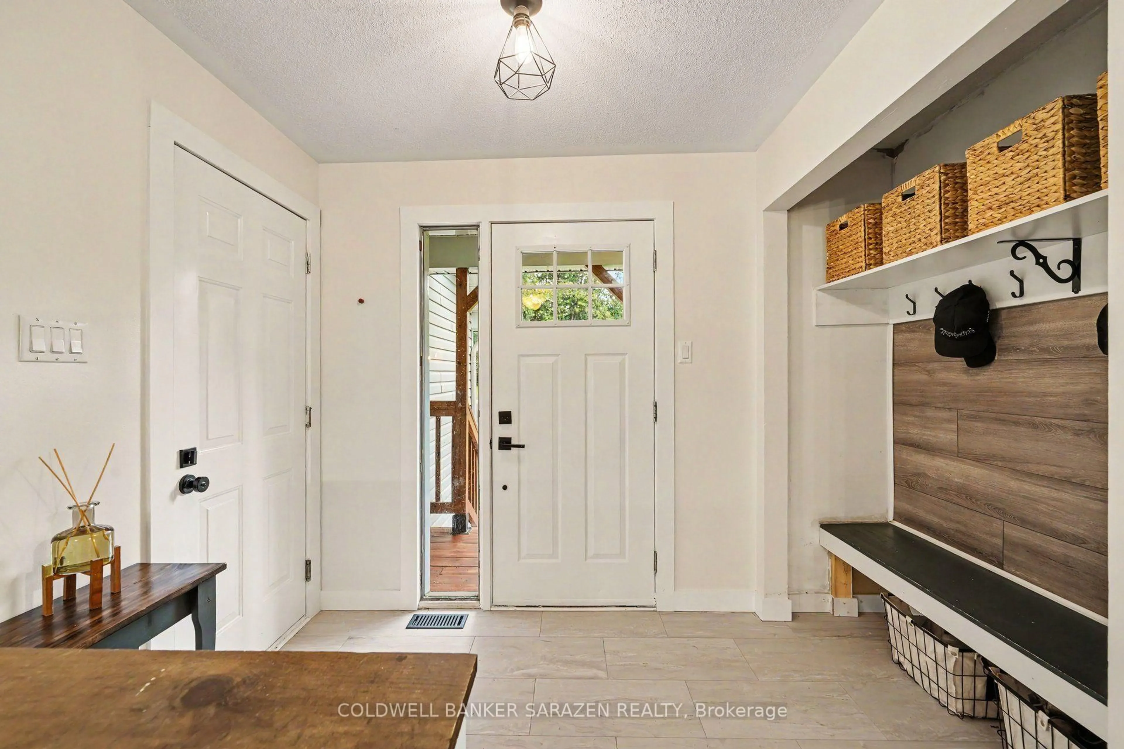 Indoor entryway for 1683 Ira Morgan Way, Metcalfe Ontario K0A 2P0