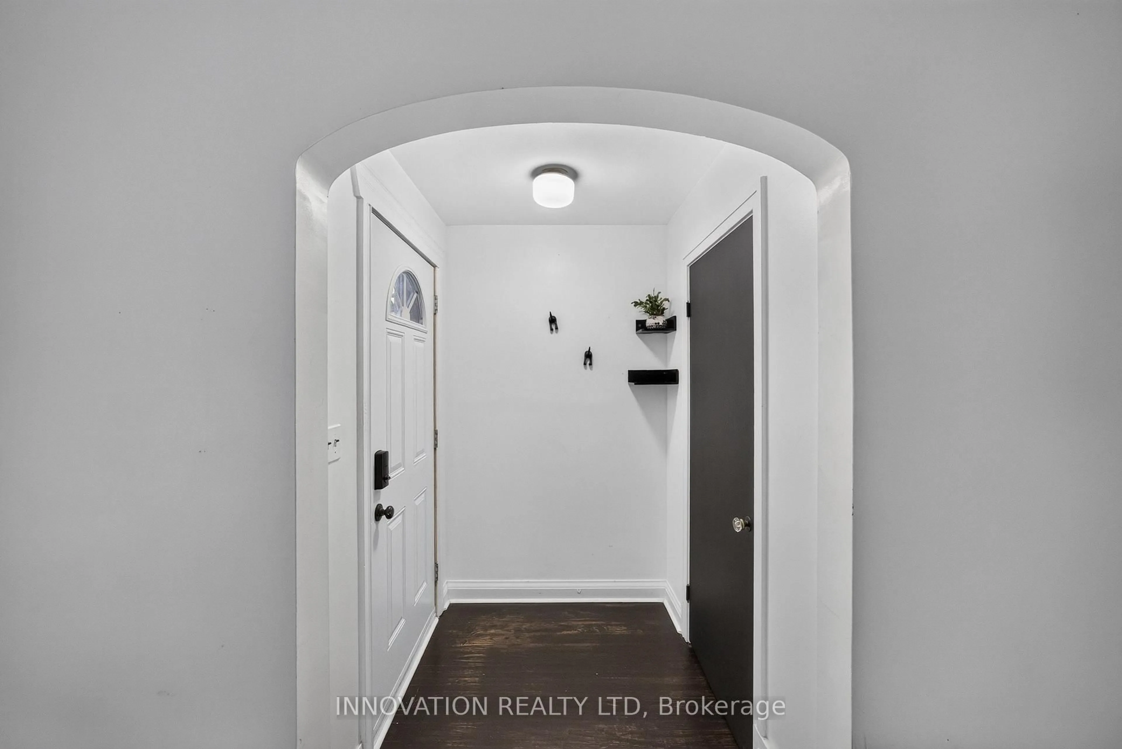 Indoor entryway for 5 Merrick St, Smiths Falls Ontario K7A 4R2