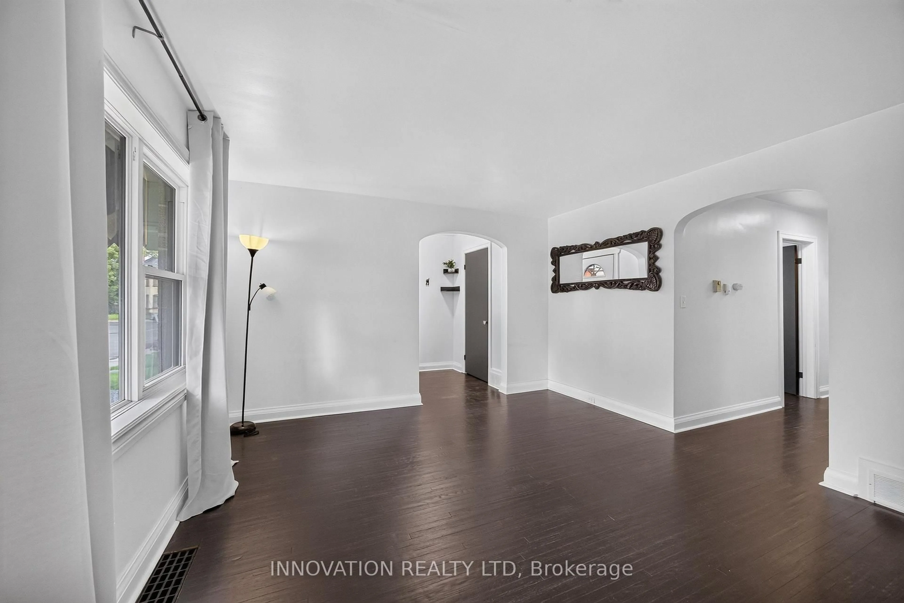 Indoor entryway for 5 Merrick St, Smiths Falls Ontario K7A 4R2