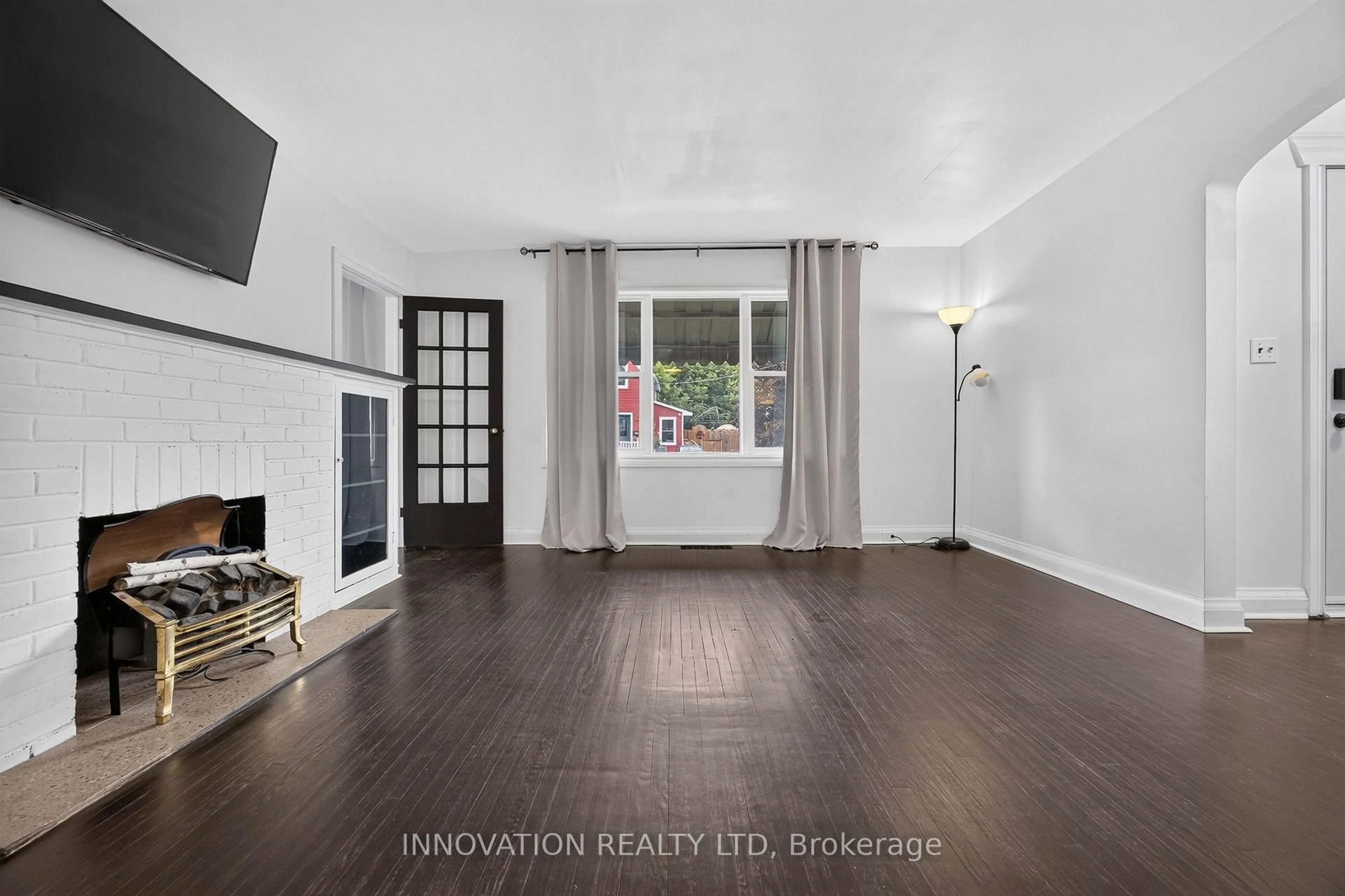 Indoor entryway for 5 Merrick St, Smiths Falls Ontario K7A 4R2