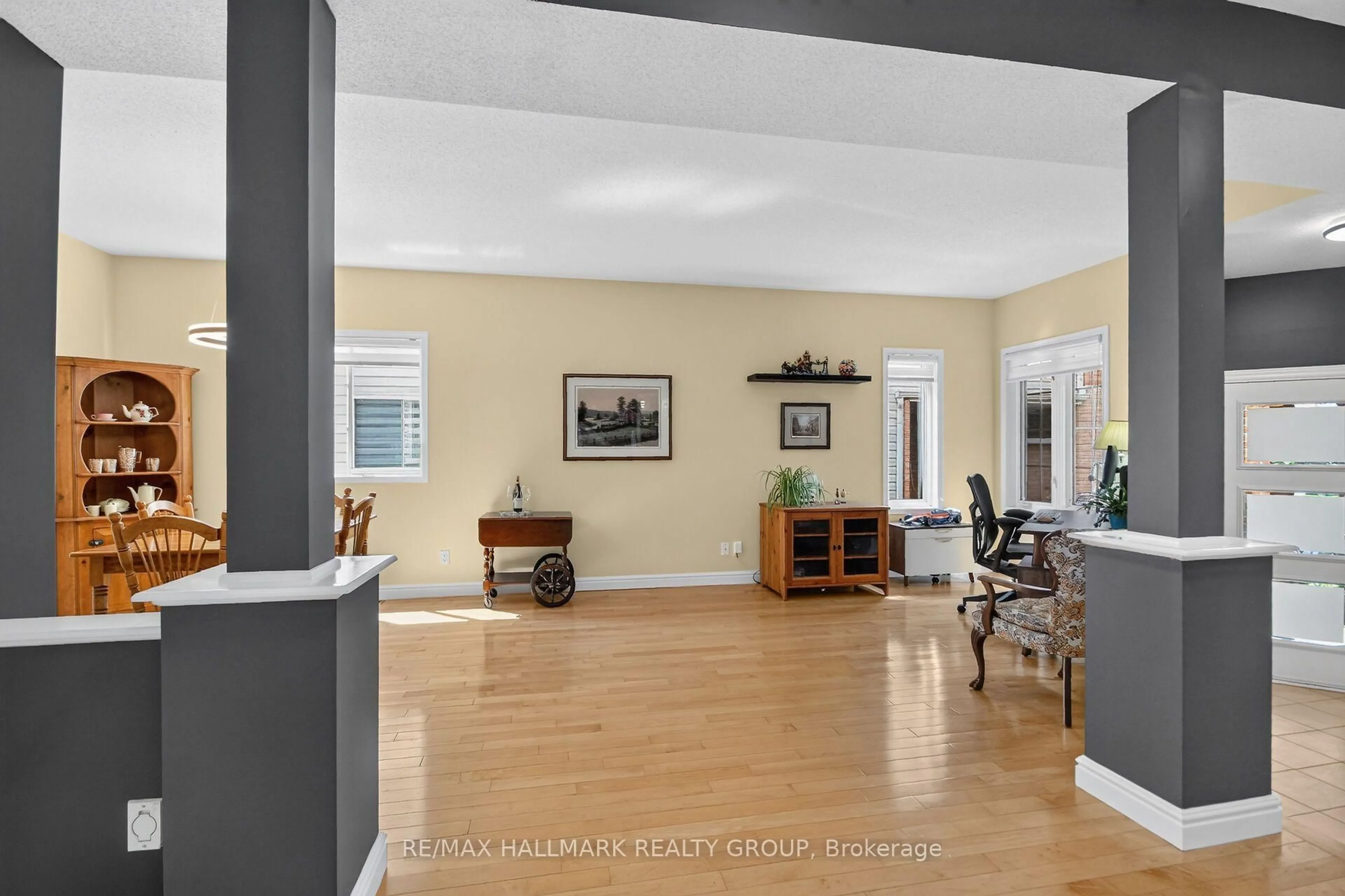 Indoor foyer for 133 Fairlop Way, Ottawa Ontario K2J 5B6