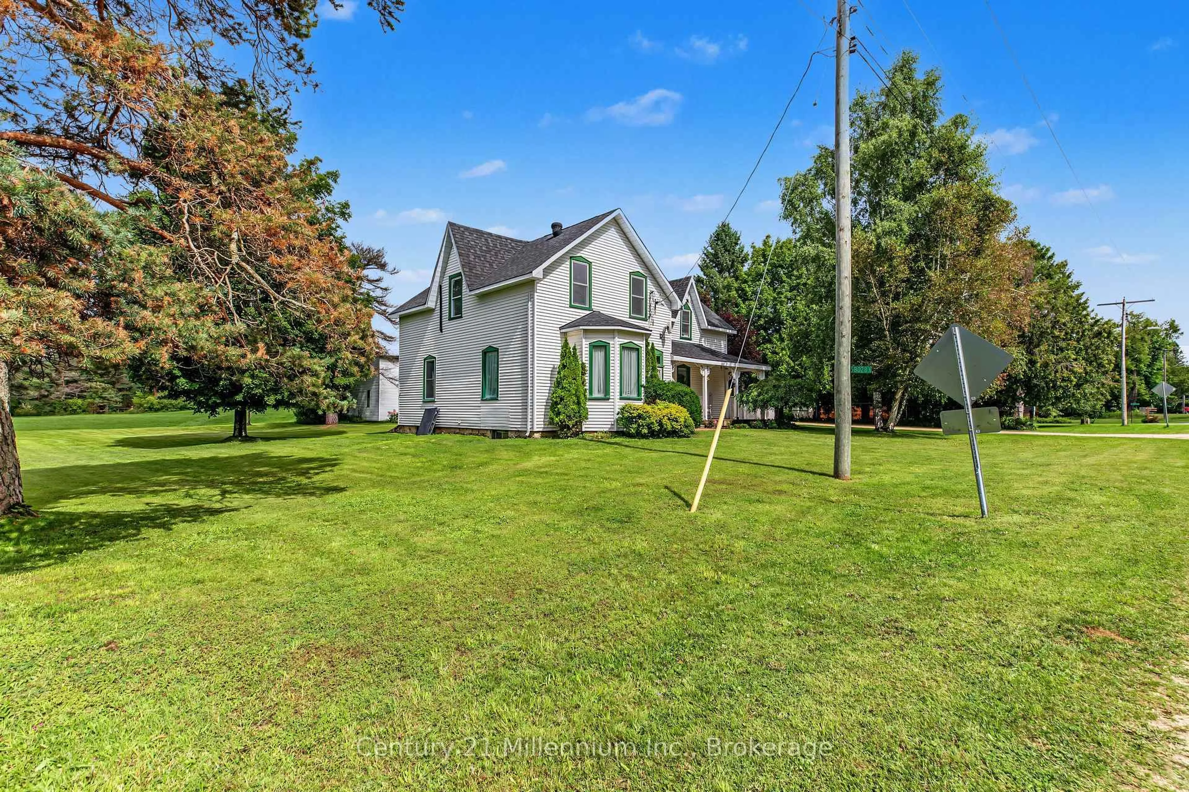 A pic from outside/outdoor area/front of a property/back of a property/a pic from drone, unknown for 580283 Sideroad 60, Chatsworth Ontario N0H 1C0