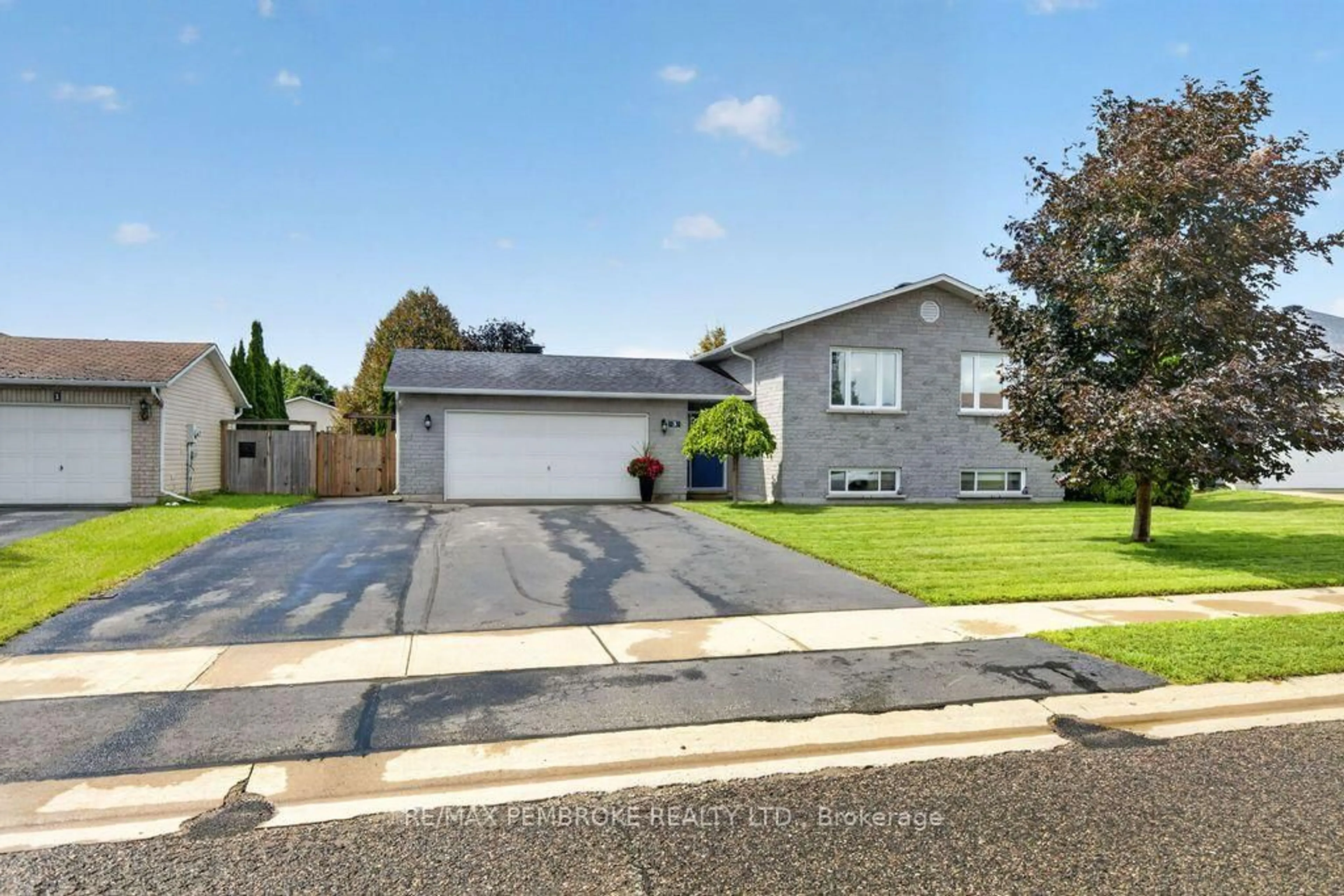 A pic from outside/outdoor area/front of a property/back of a property/a pic from drone, street for 3 Winfield St, Petawawa Ontario K8H 0A1