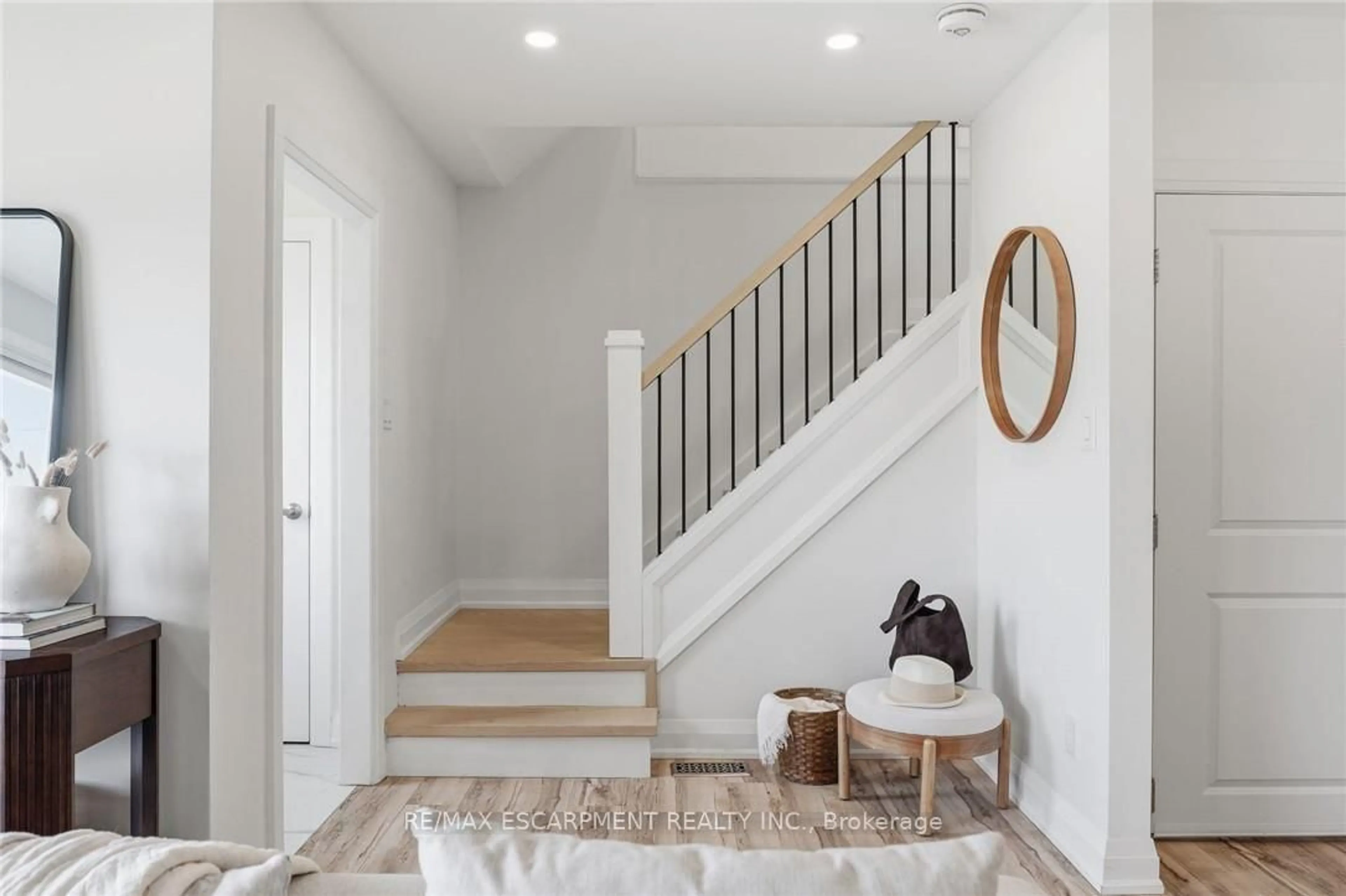 Indoor entryway for 117 West 5th St, Hamilton Ontario L9C 3N7