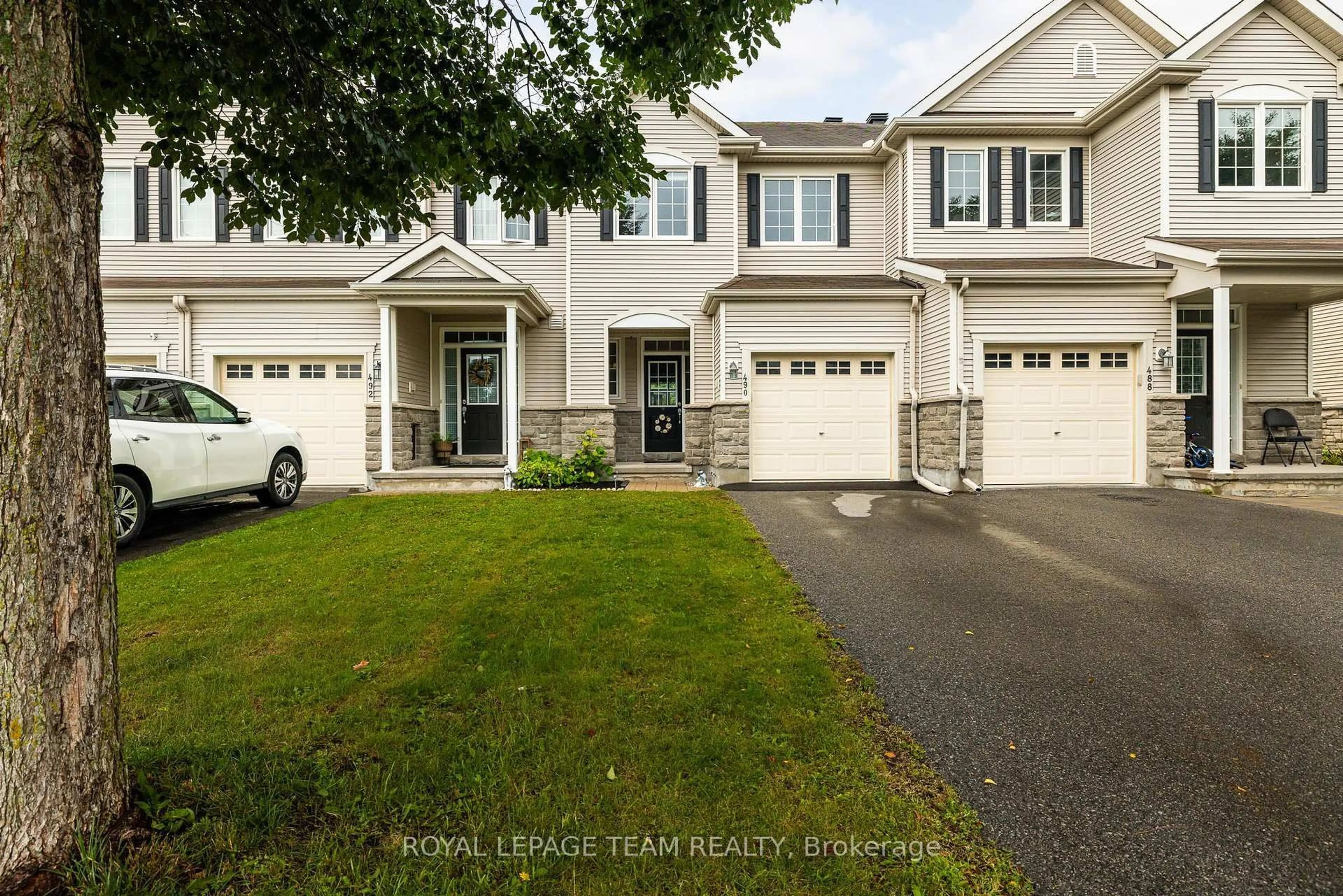 A pic from outside/outdoor area/front of a property/back of a property/a pic from drone, street for 490 Dundonald Dr, Ottawa Ontario K2J 5S9