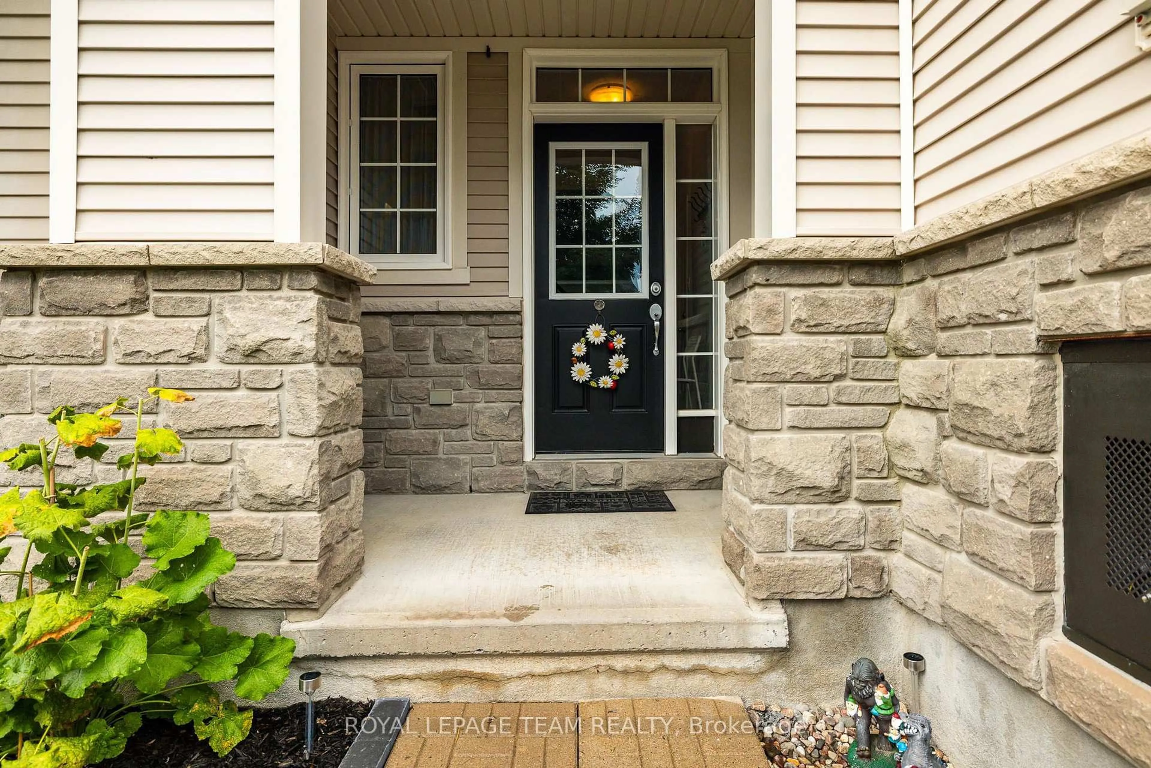 Indoor entryway for 490 Dundonald Dr, Ottawa Ontario K2J 5S9