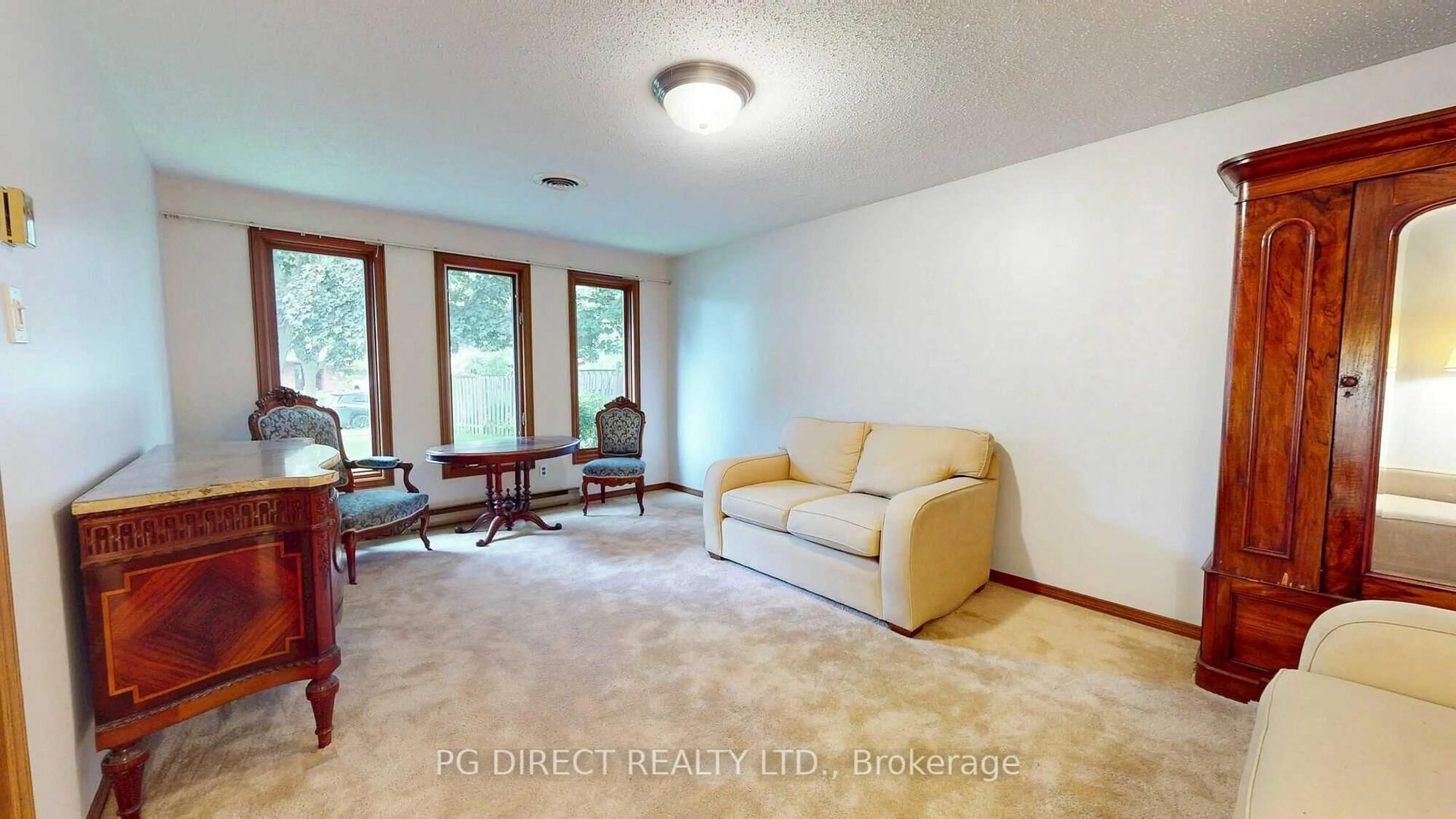 Living room with furniture, carpet floor for 100 Fairmeadow Dr, Guelph Ontario N1H 7T2
