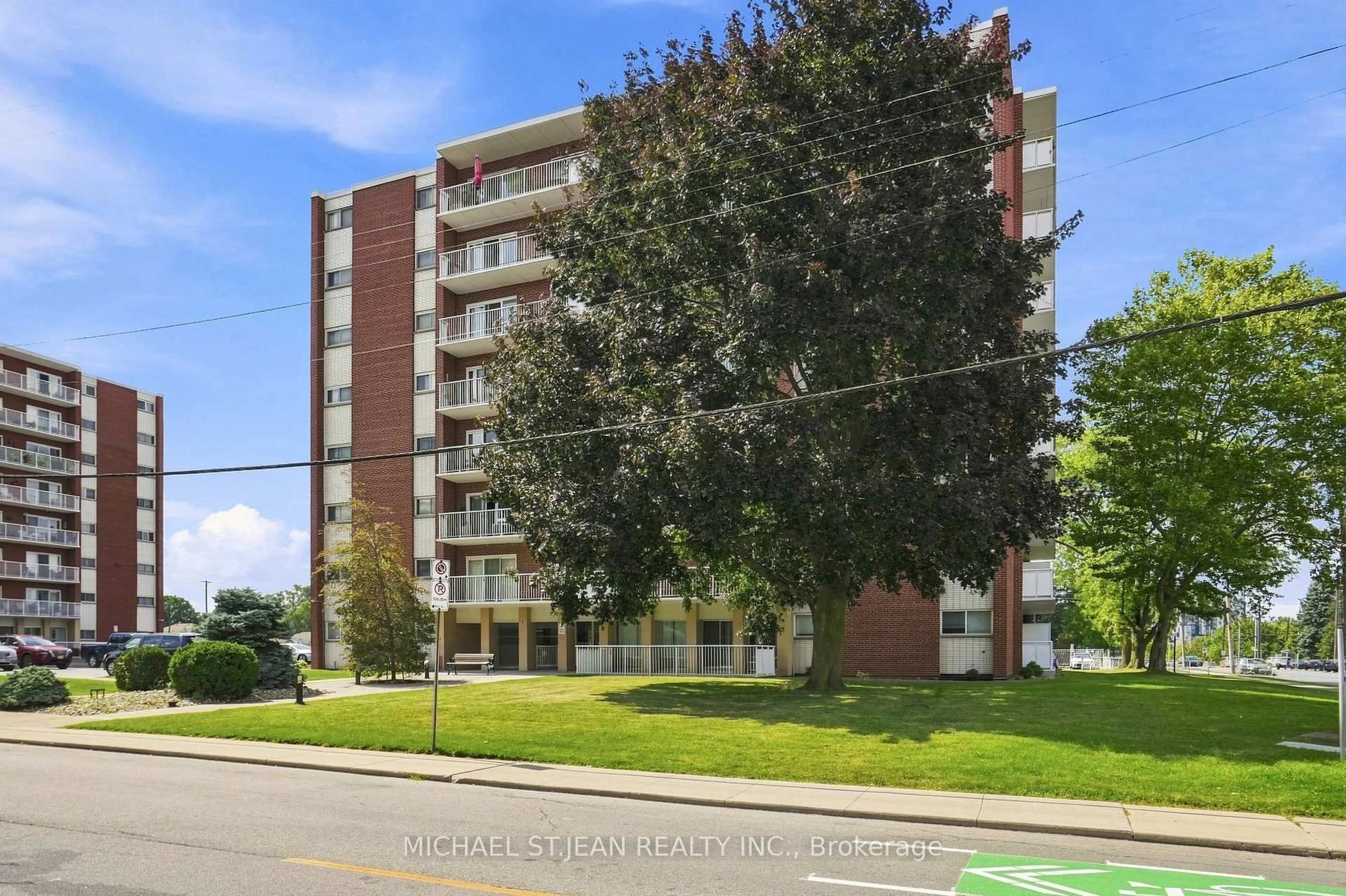 A pic from outside/outdoor area/front of a property/back of a property/a pic from drone, street for 208-8 Woodman Dr, Hamilton Ontario L8K 4C9