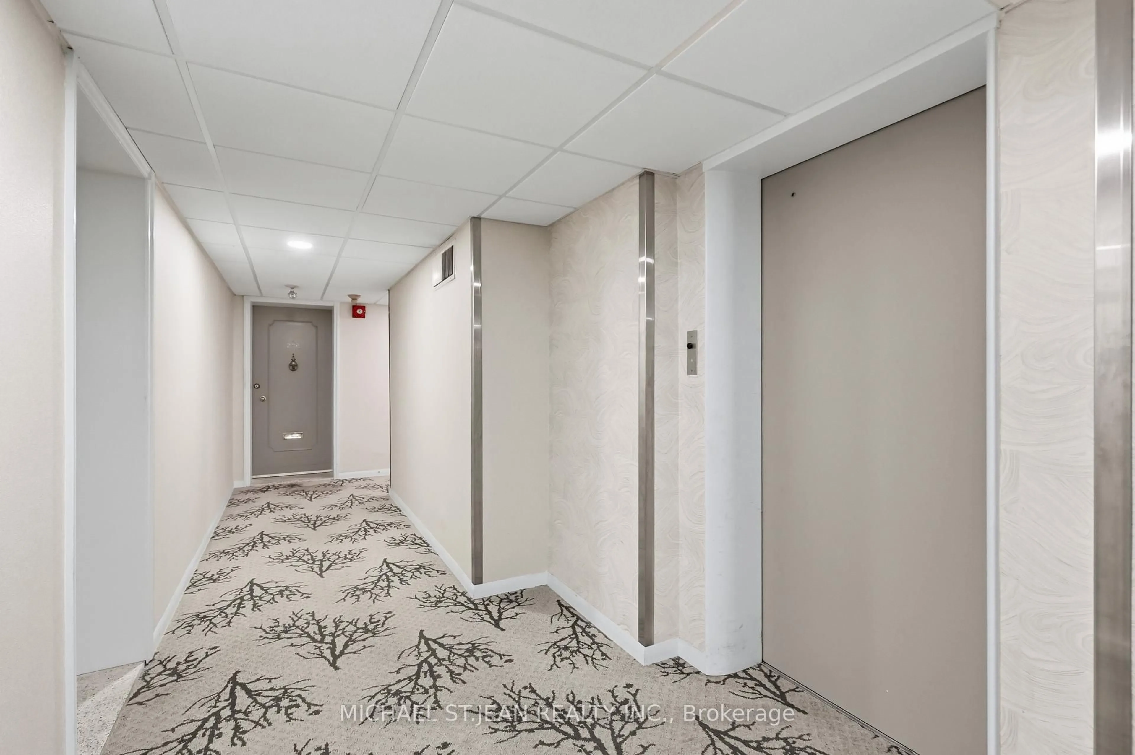 Indoor foyer for 208-8 Woodman Dr, Hamilton Ontario L8K 4C9