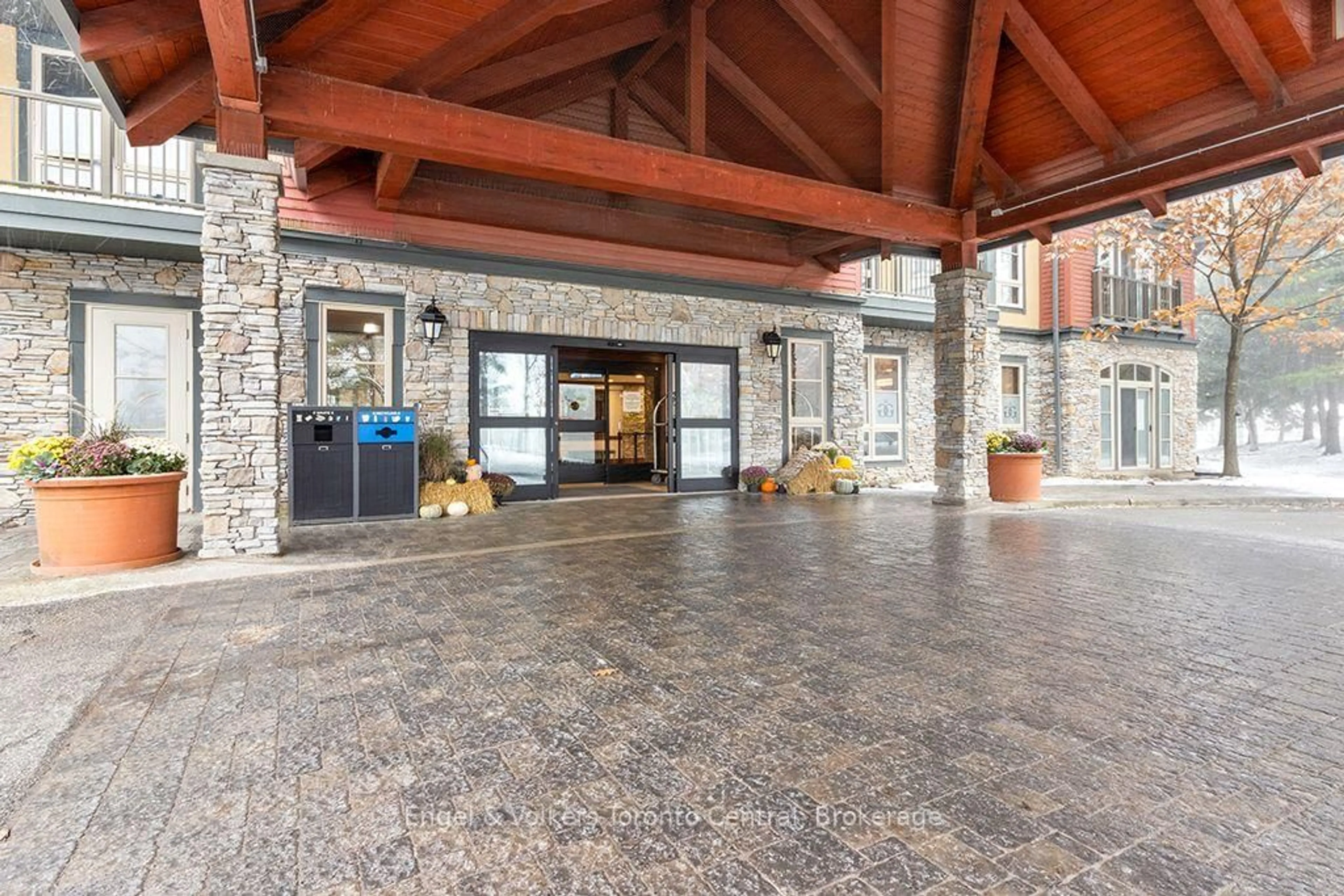Indoor foyer for 156 Jozo Weider Blvd #275, Blue Mountains Ontario L9Y 0V2