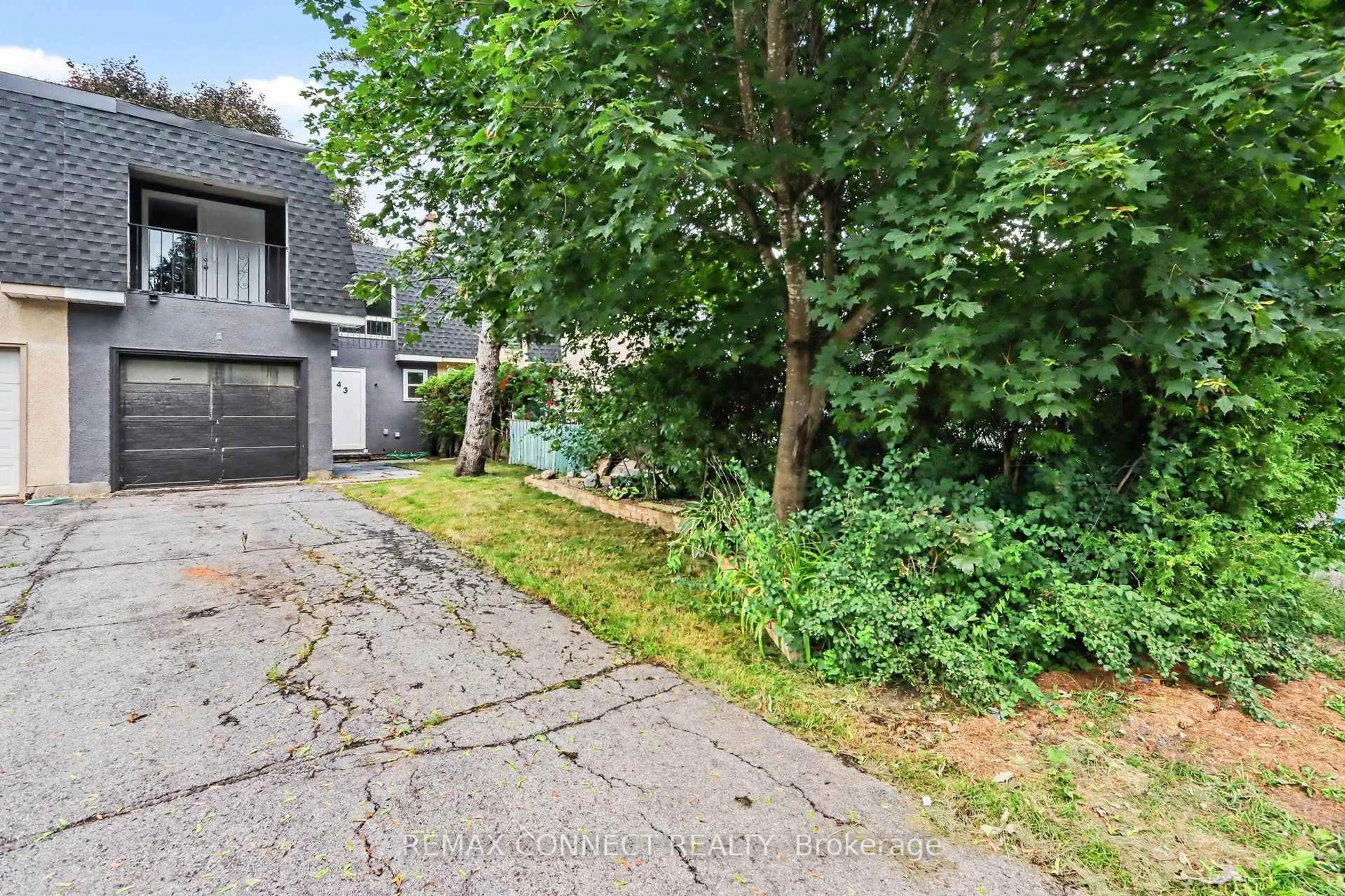 A pic from outside/outdoor area/front of a property/back of a property/a pic from drone, street for 43 Tybalt Cres, Ottawa Ontario K2H 8J6