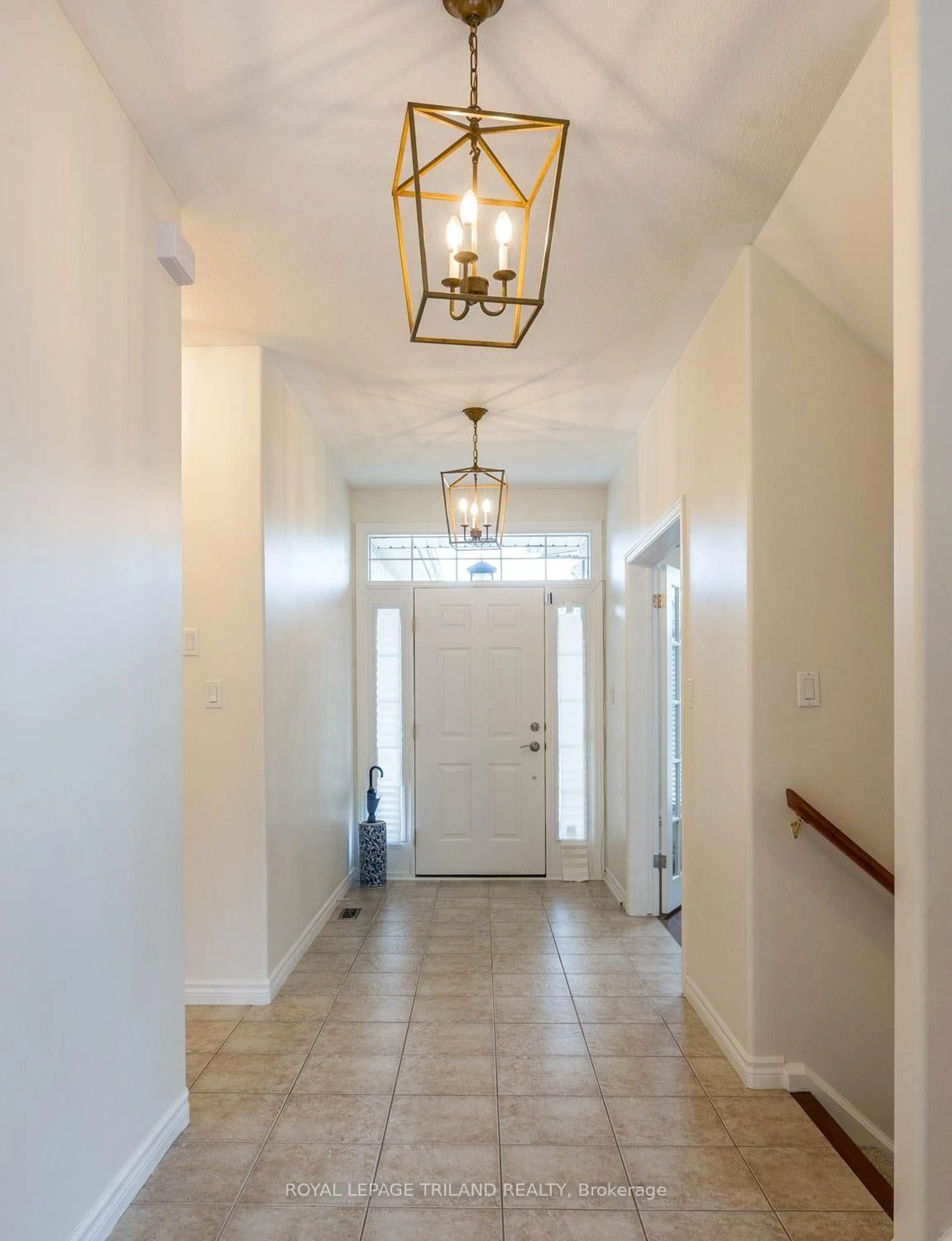 Indoor entryway for 1310 Shore Rd, London South Ontario N6K 4Z8