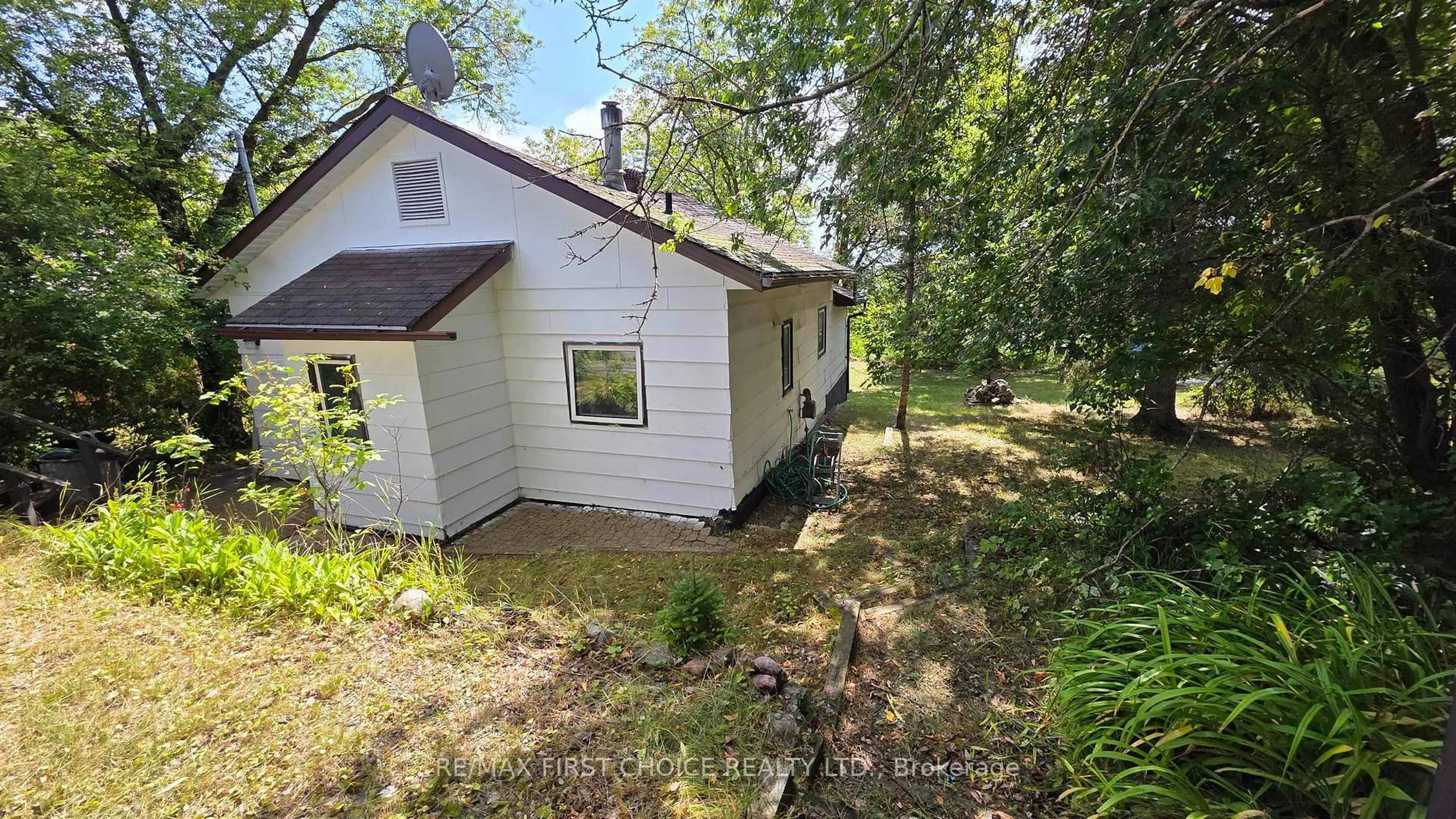 A pic from outside/outdoor area/front of a property/back of a property/a pic from drone, building for 335 Govt road Rd, Kenora Ontario P0X 1C0