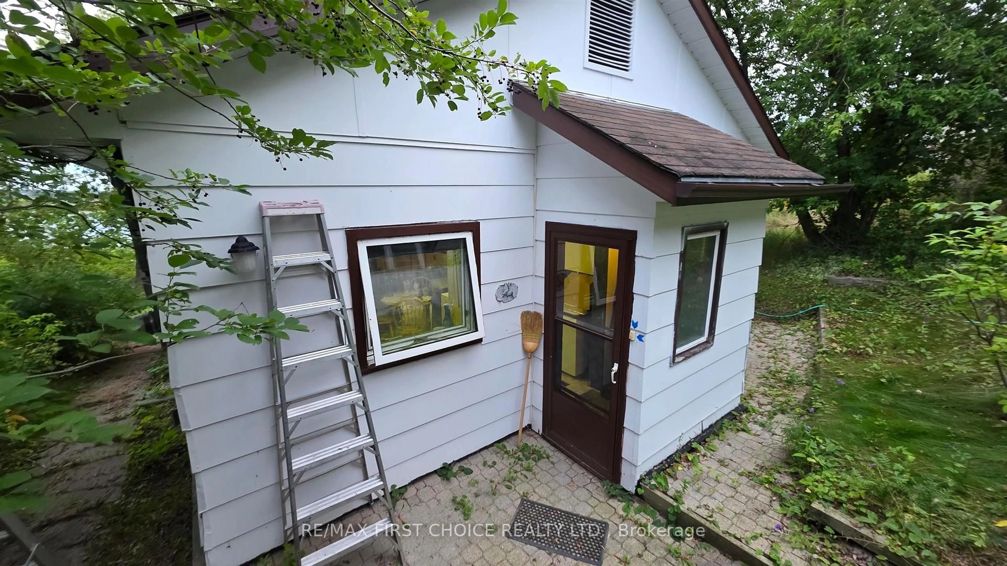 A pic from outside/outdoor area/front of a property/back of a property/a pic from drone, building for 335 Govt road Rd, Kenora Ontario P0X 1C0