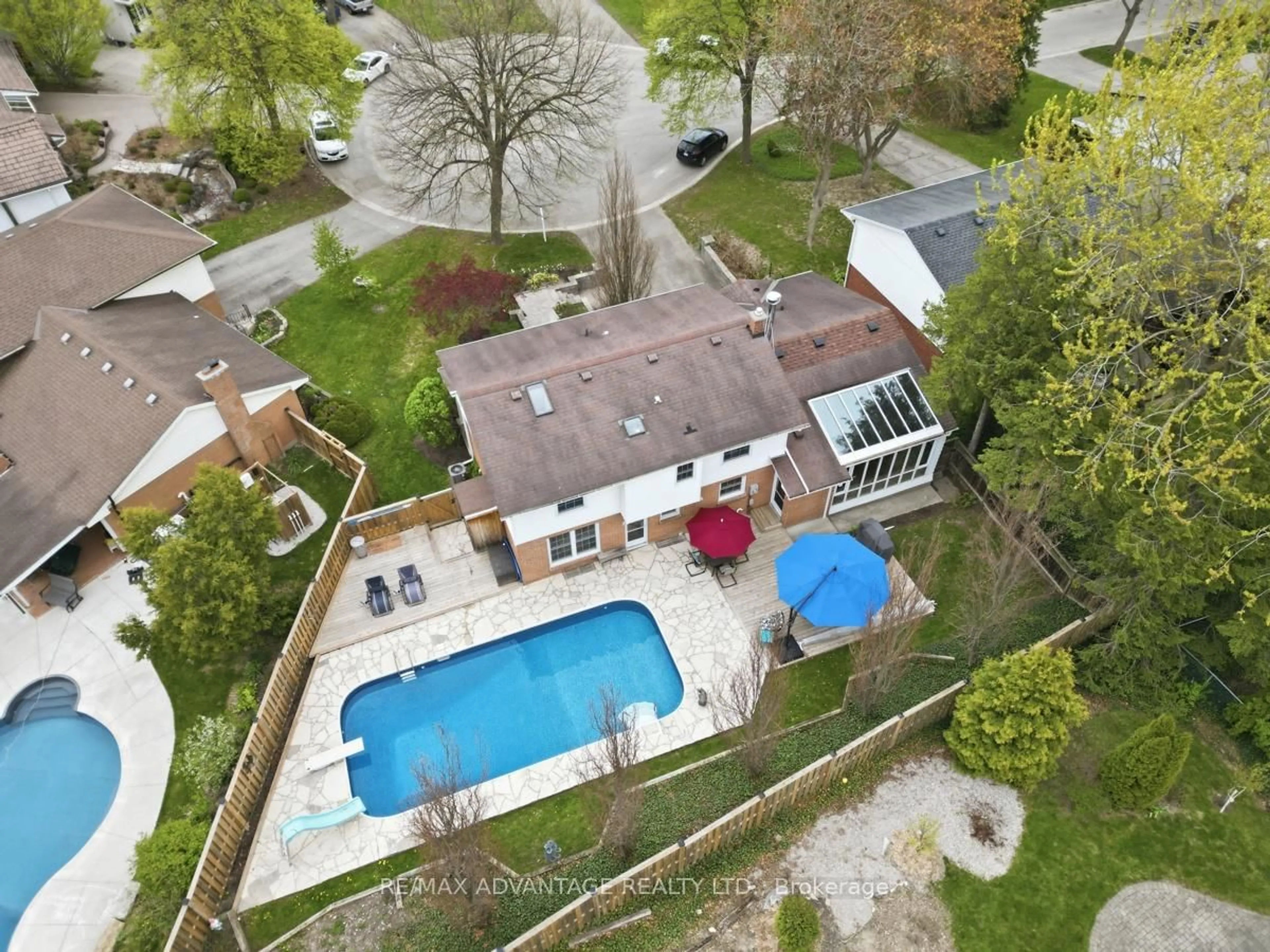 A pic from outside/outdoor area/front of a property/back of a property/a pic from drone, unknown for 35 Cowan Pl, London South Ontario N6C 2X4