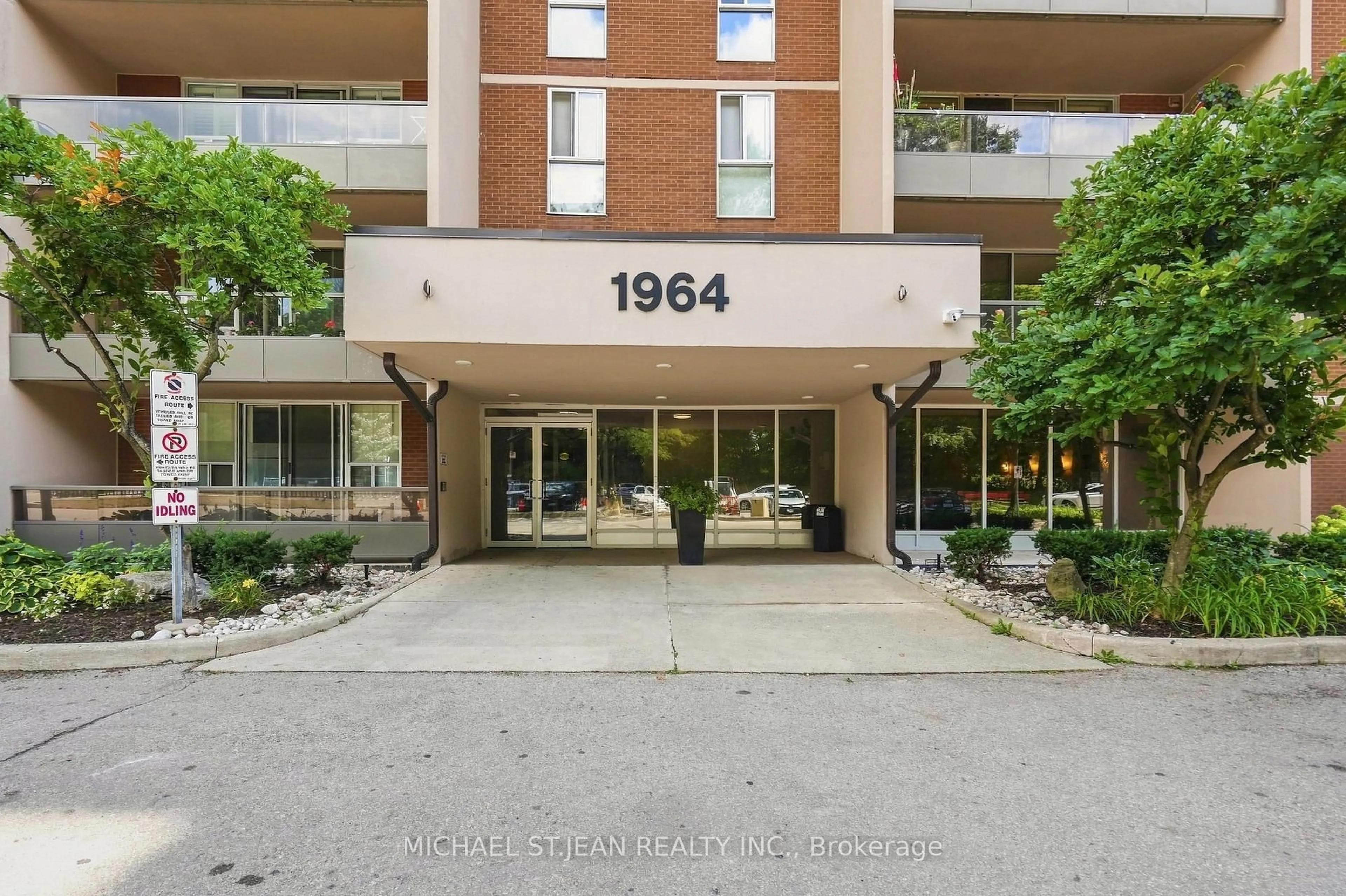 Indoor foyer for 1964 Main St #507, Hamilton Ontario L8S 1J5