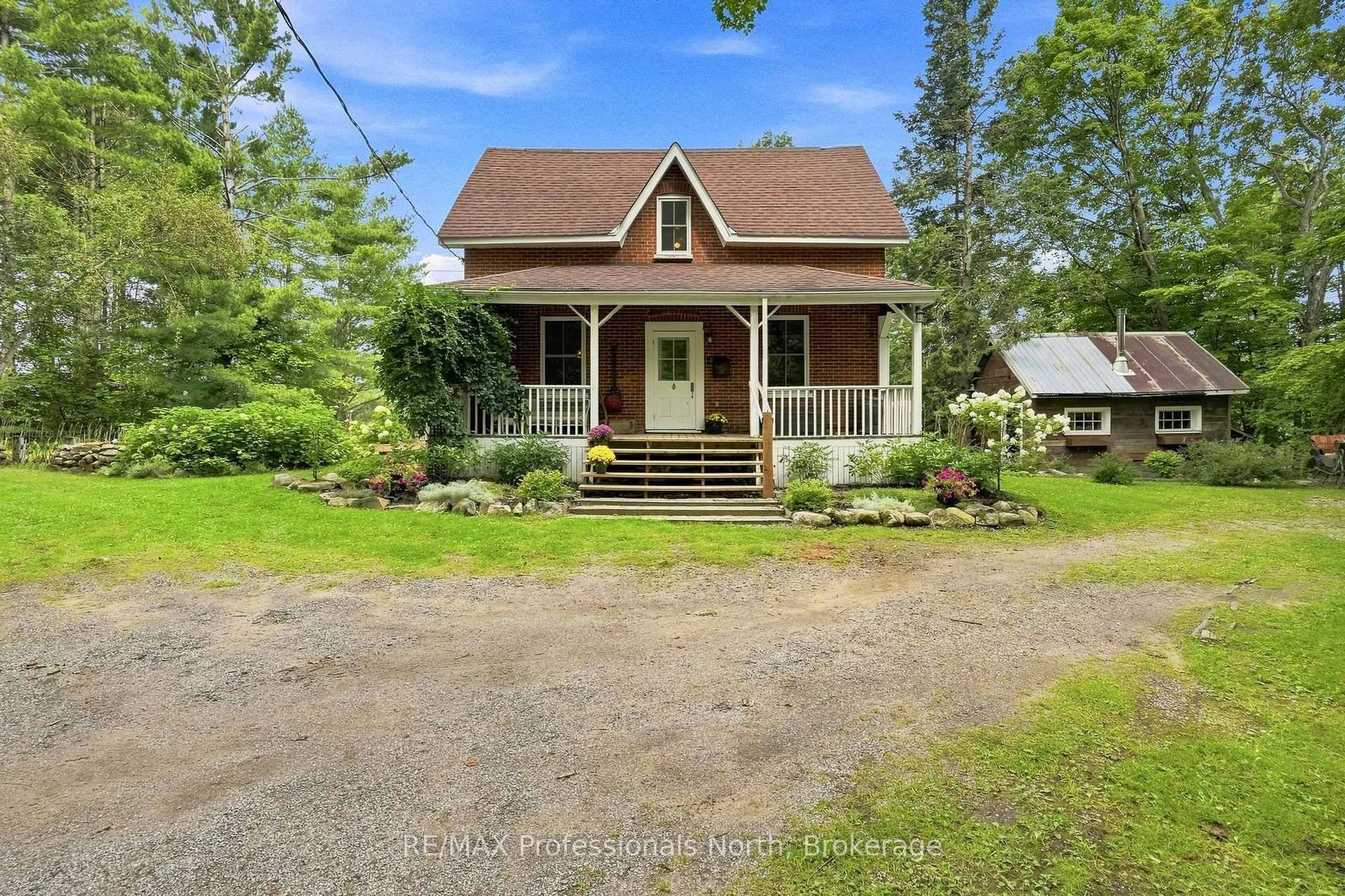 A pic from outside/outdoor area/front of a property/back of a property/a pic from drone, unknown for 1110 Golden Beach Rd, Bracebridge Ontario P1L 1W8