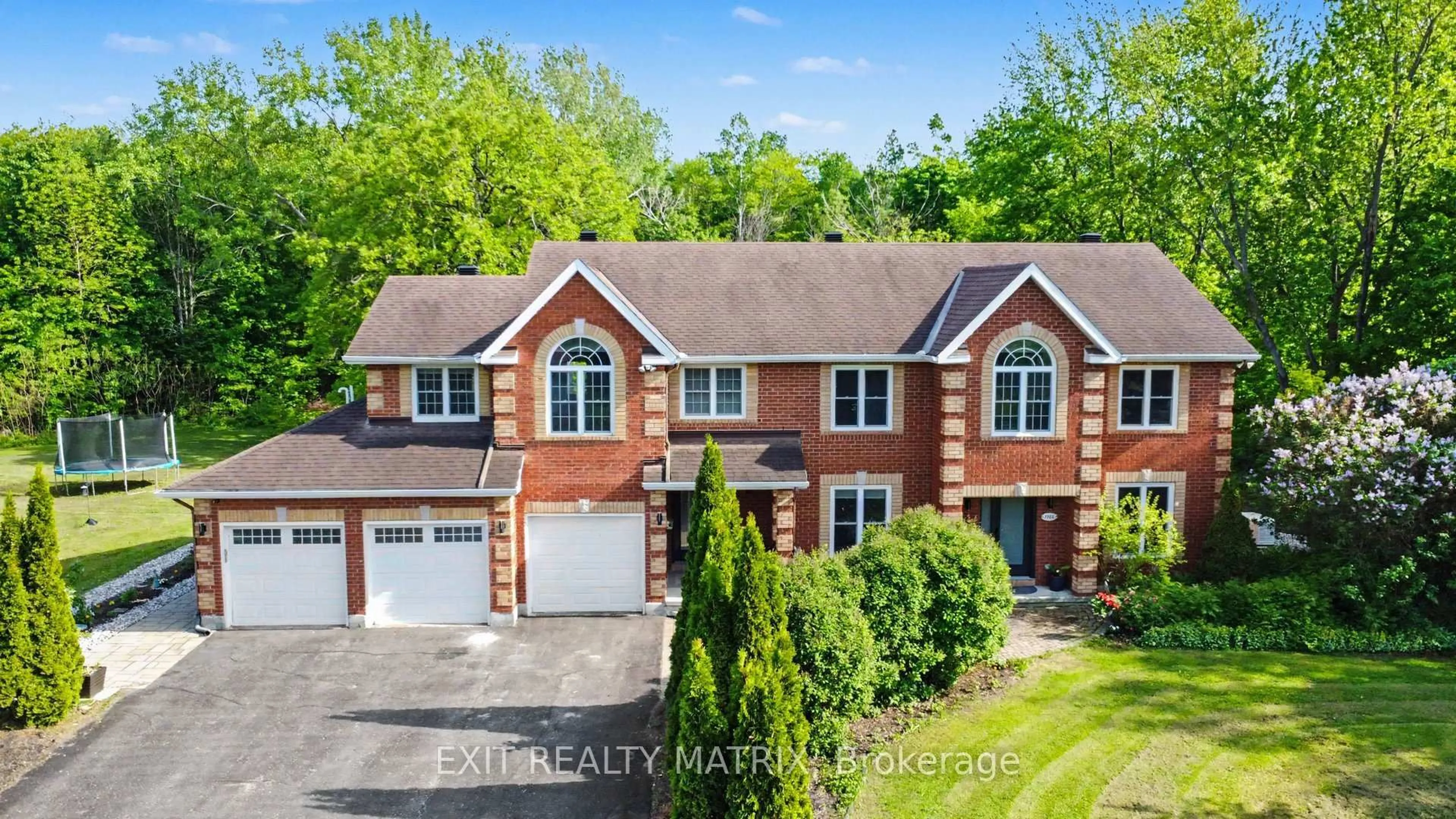 A pic from outside/outdoor area/front of a property/back of a property/a pic from drone, street for 1322 Du Gouverneur Dr, Ottawa Ontario K4C 1E2