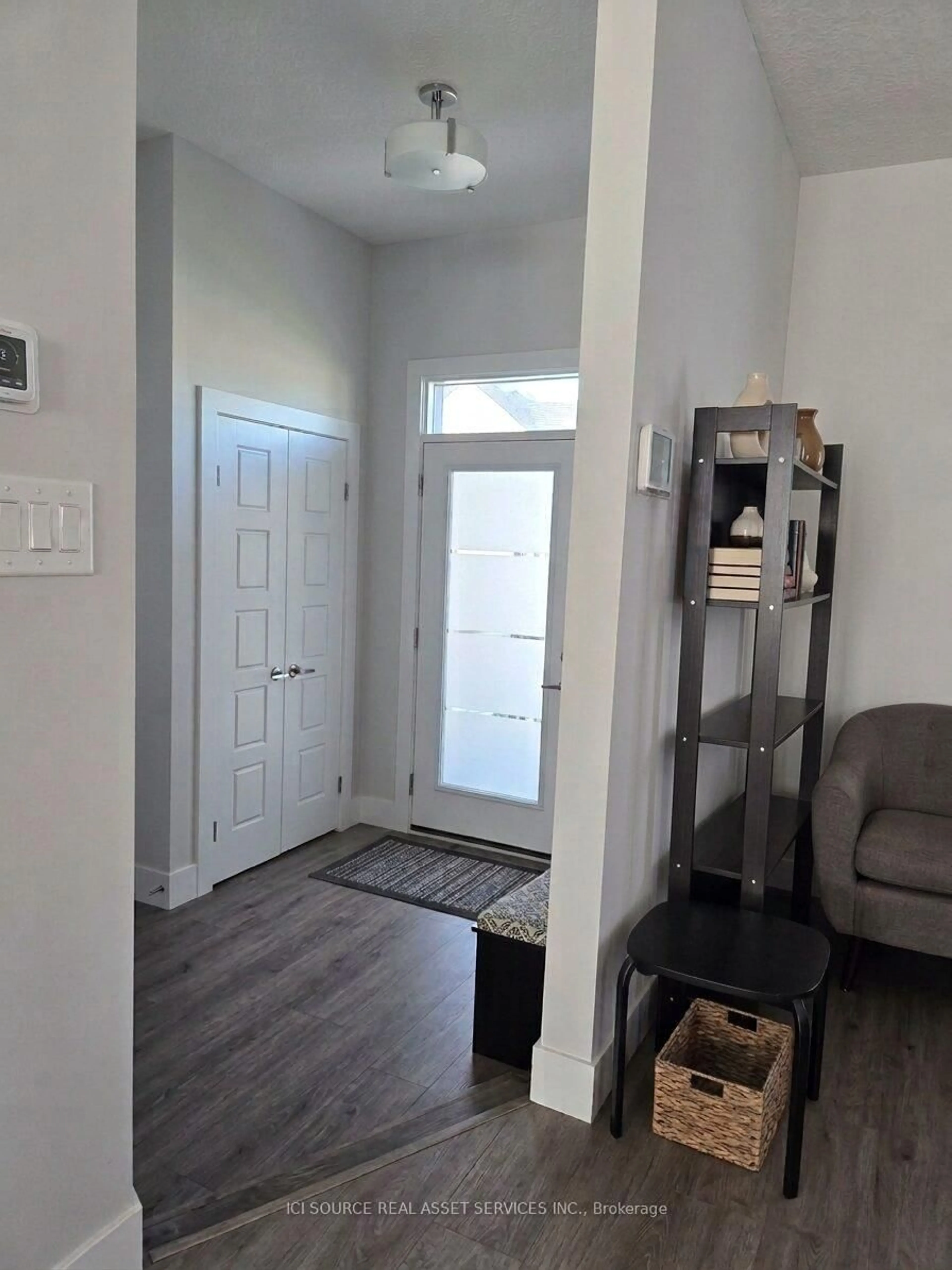 Indoor entryway for 20 Helen Crt, Central Elgin Ontario N0L 1B0