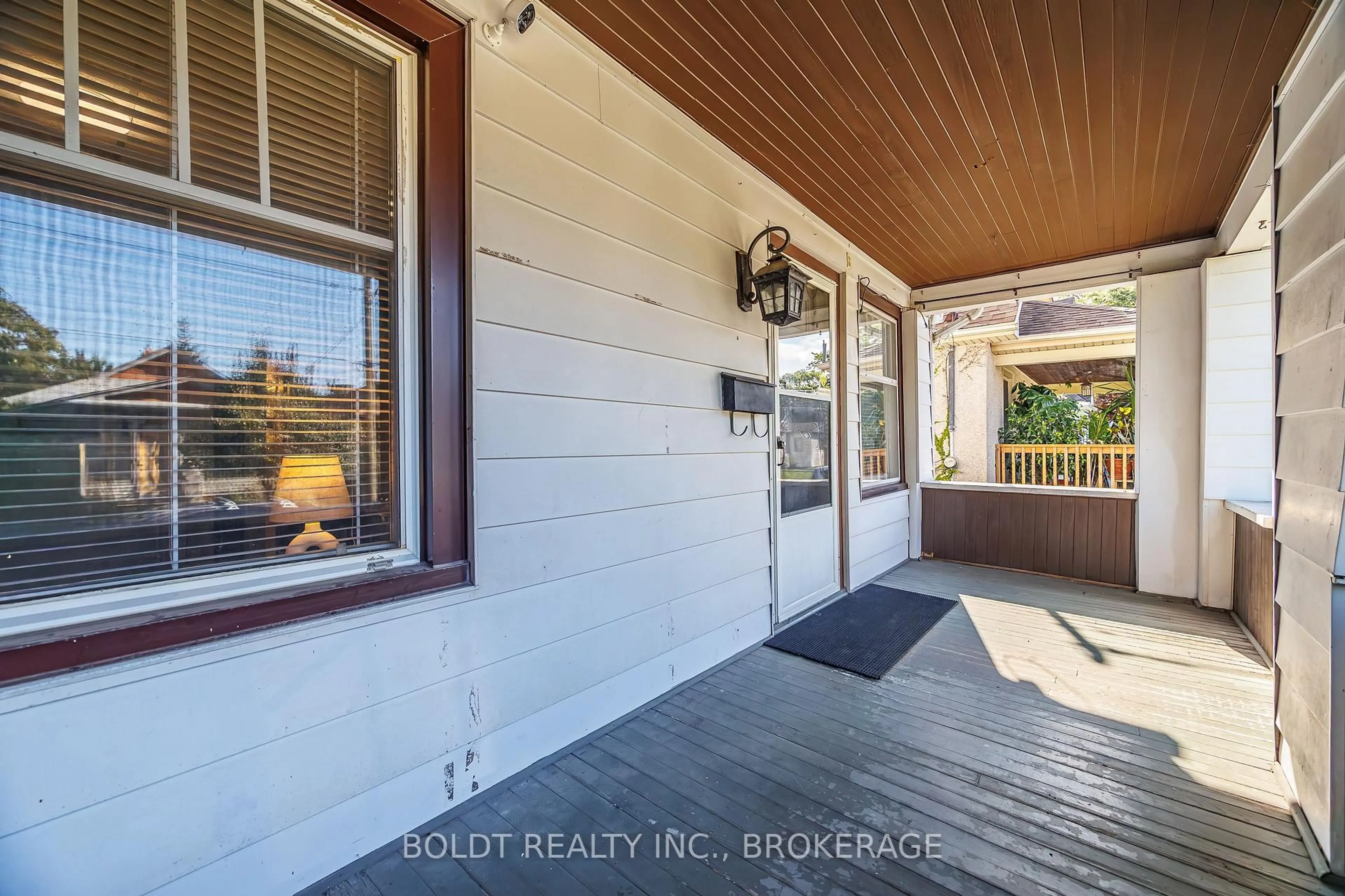 Indoor entryway for 20 Stuart Ave, St. Catharines Ontario L2R 1M7