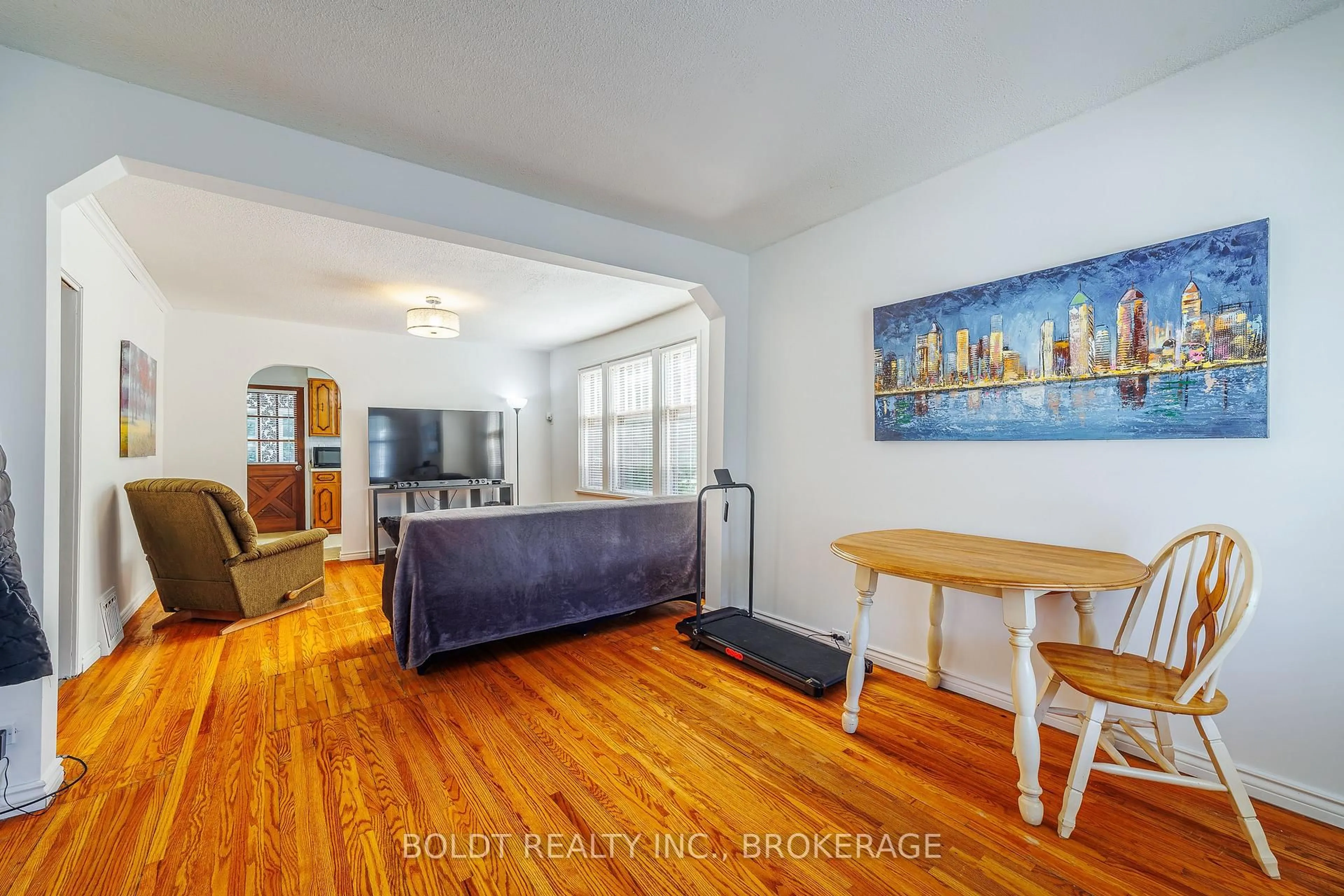 Living room with furniture, unknown for 20 Stuart Ave, St. Catharines Ontario L2R 1M7