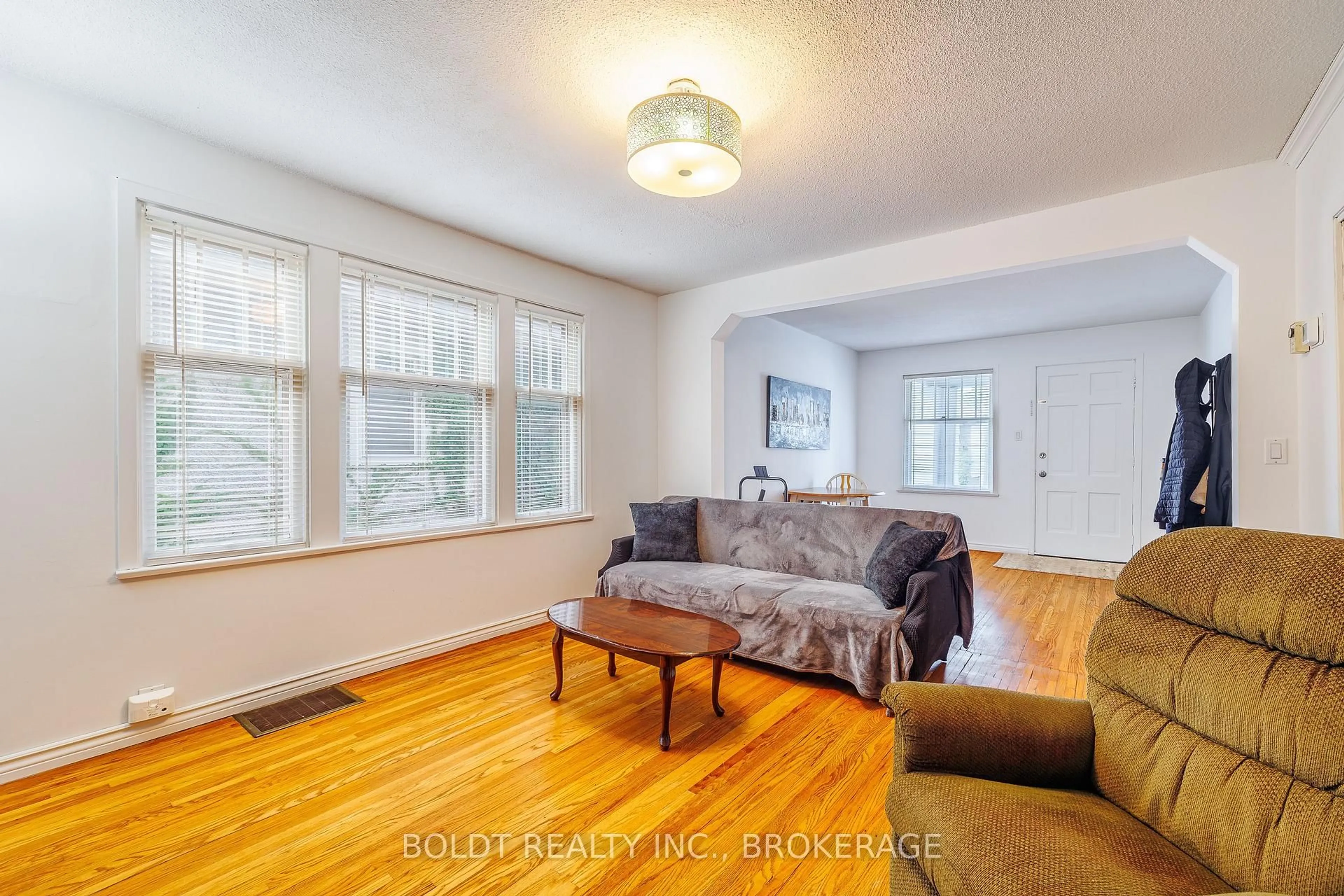 Living room with furniture, wood/laminate floor for 20 Stuart Ave, St. Catharines Ontario L2R 1M7